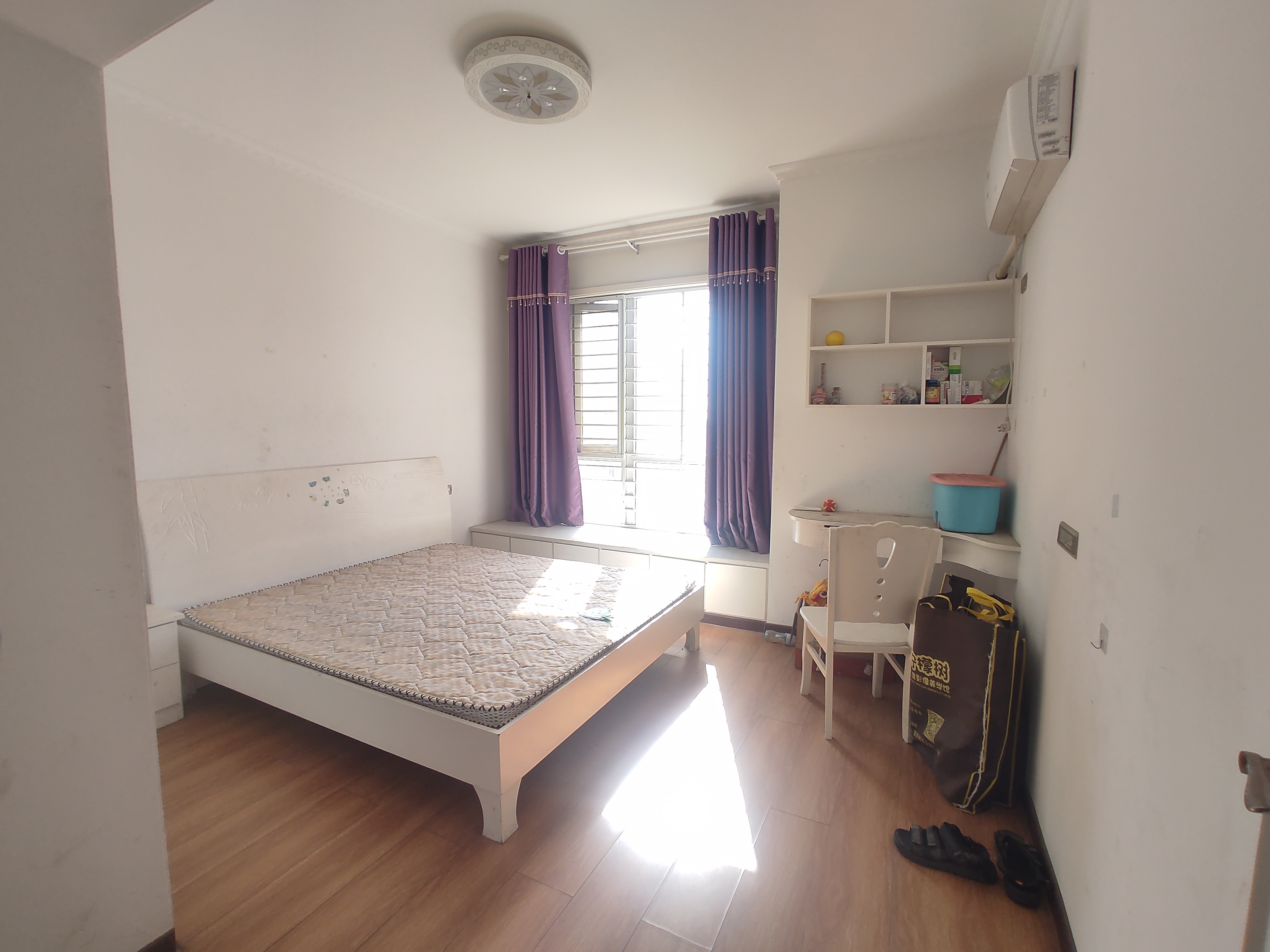 公园世家.精装三房两卫.单嫁5字开头.证件满二.看房方便