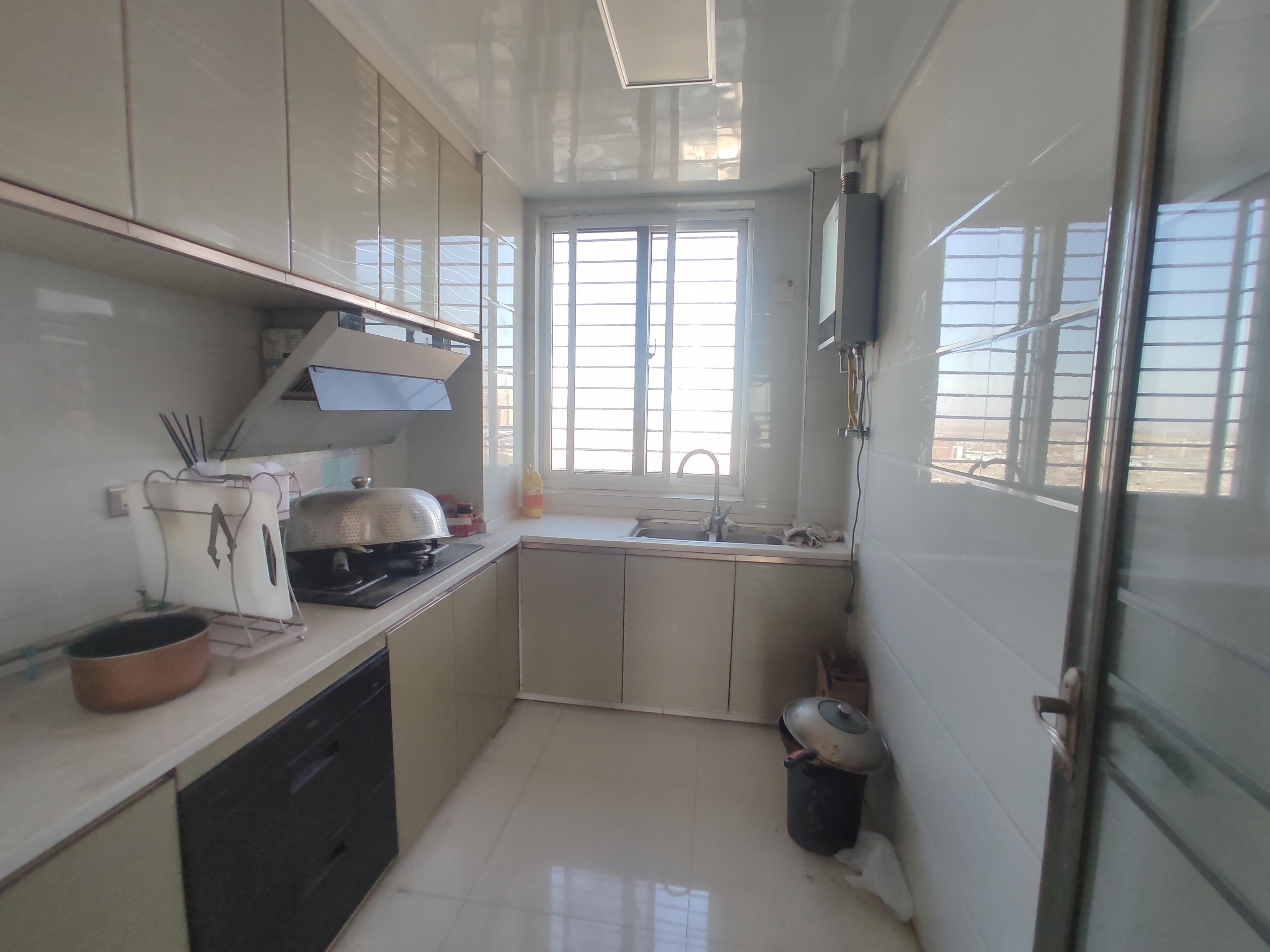 公园世家.精装三房两卫.单嫁5字开头.证件满二.看房方便