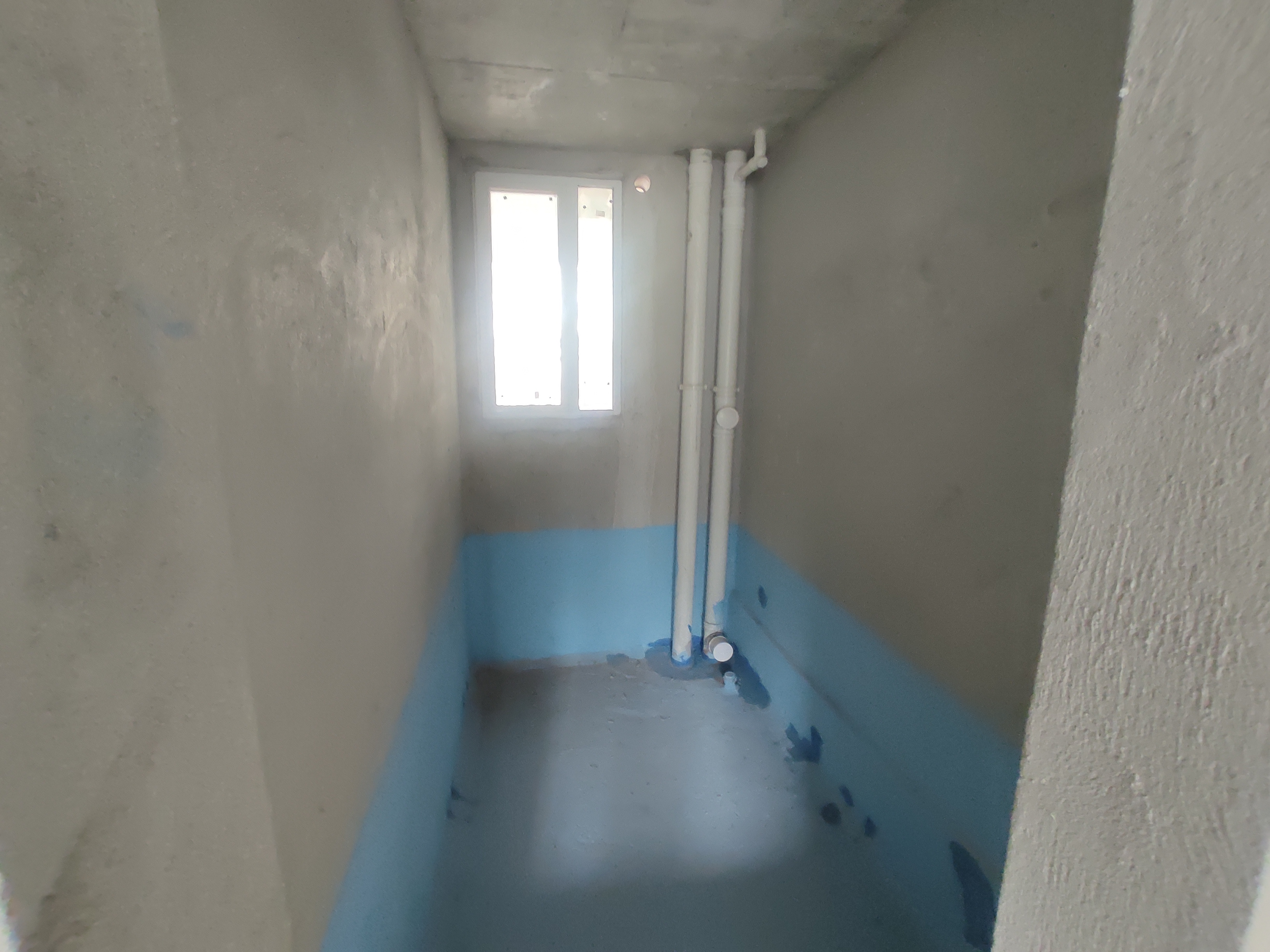 蓝天白云.毛坯三房.带露台.小区环境好.看房方便