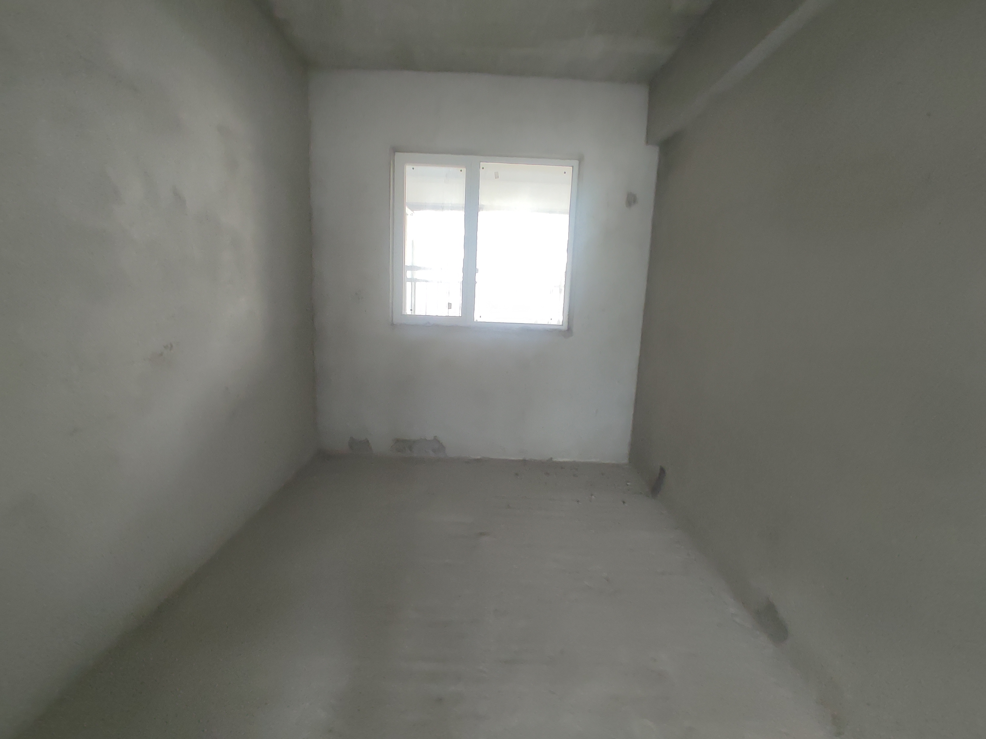 蓝天白云.毛坯三房.带露台.小区环境好.看房方便