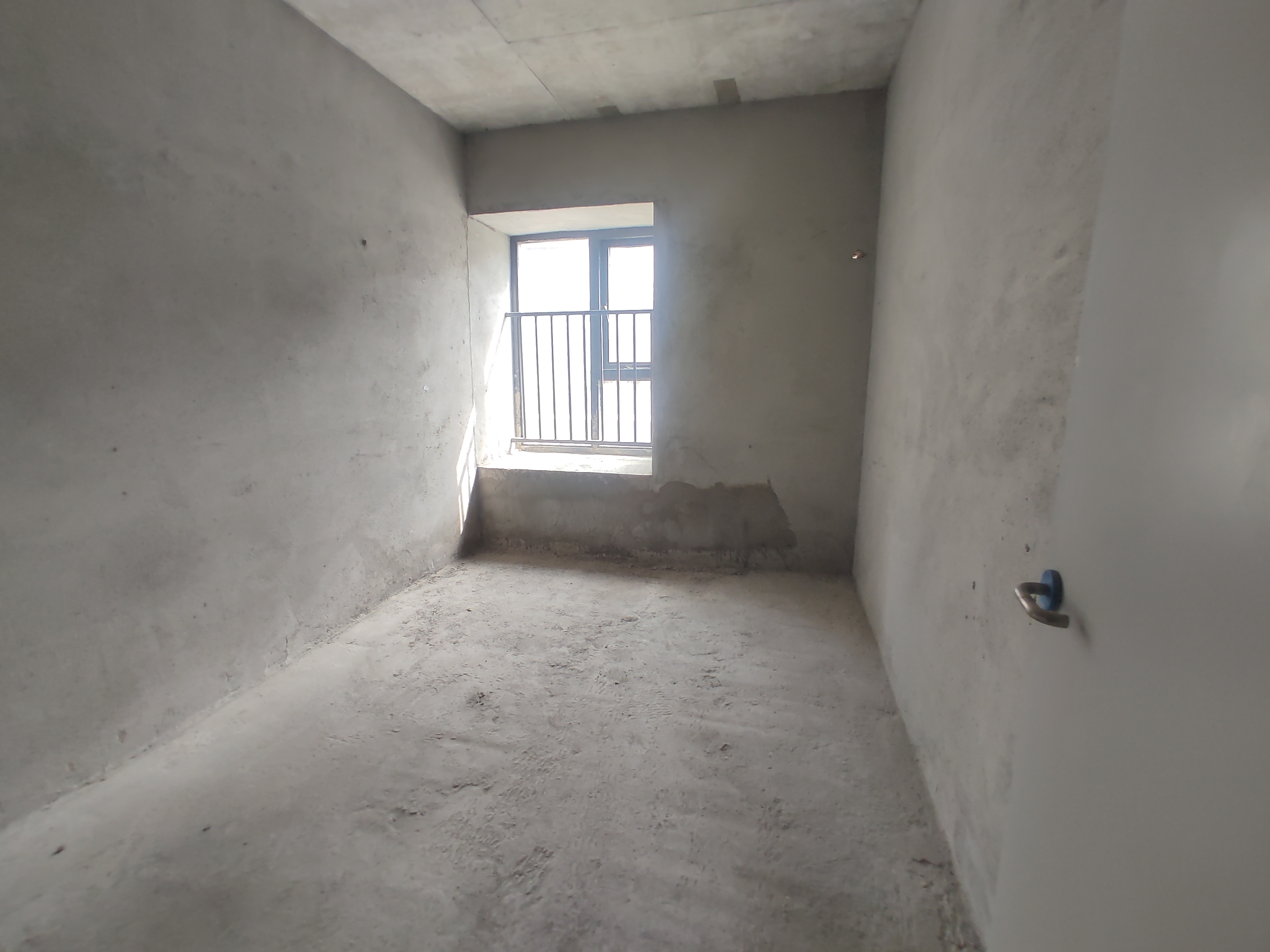 蓝天白云.毛坯三房.带露台.小区环境好.看房方便