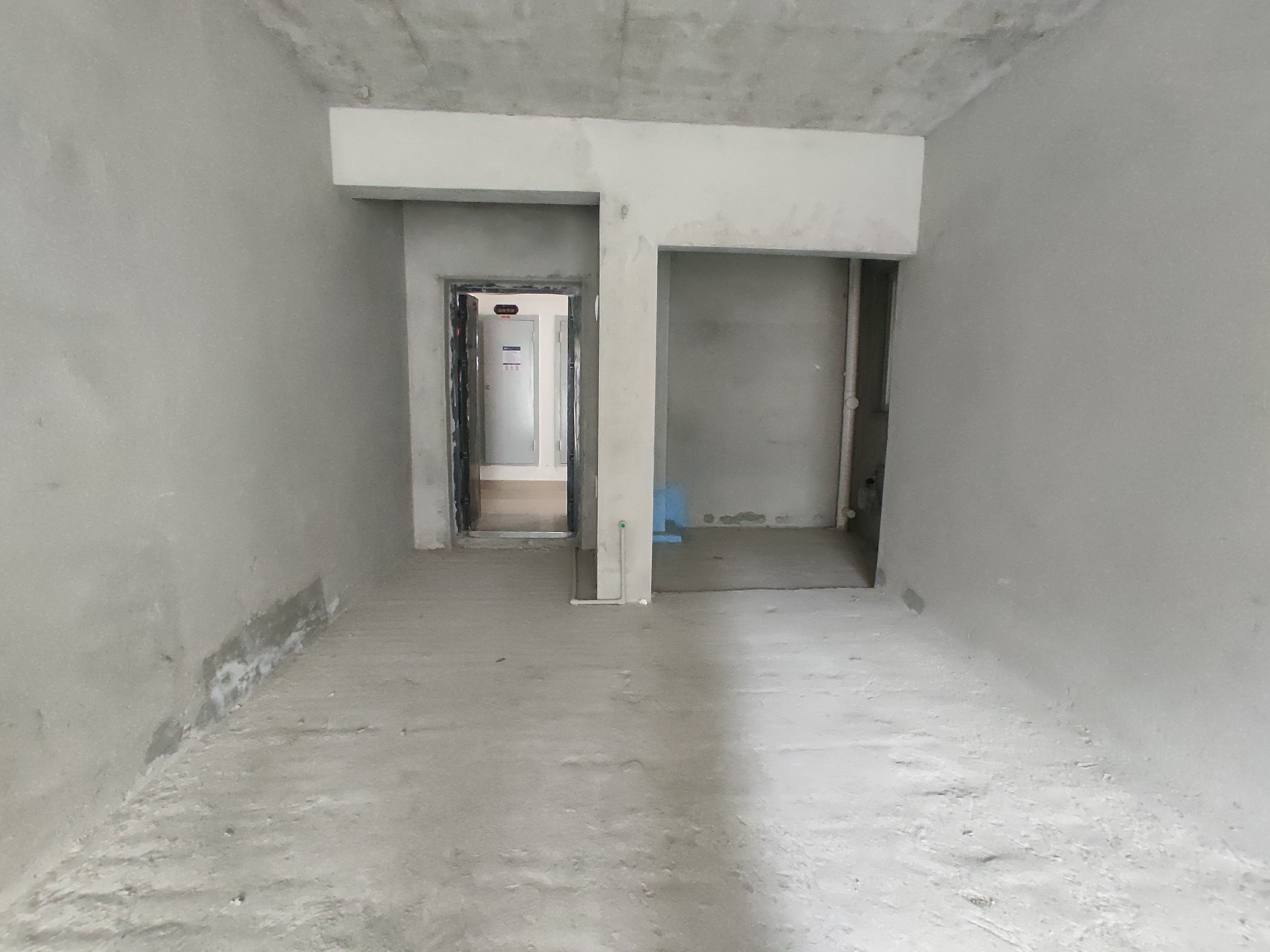 蓝天白云.毛坯三房.带露台.小区环境好.看房方便