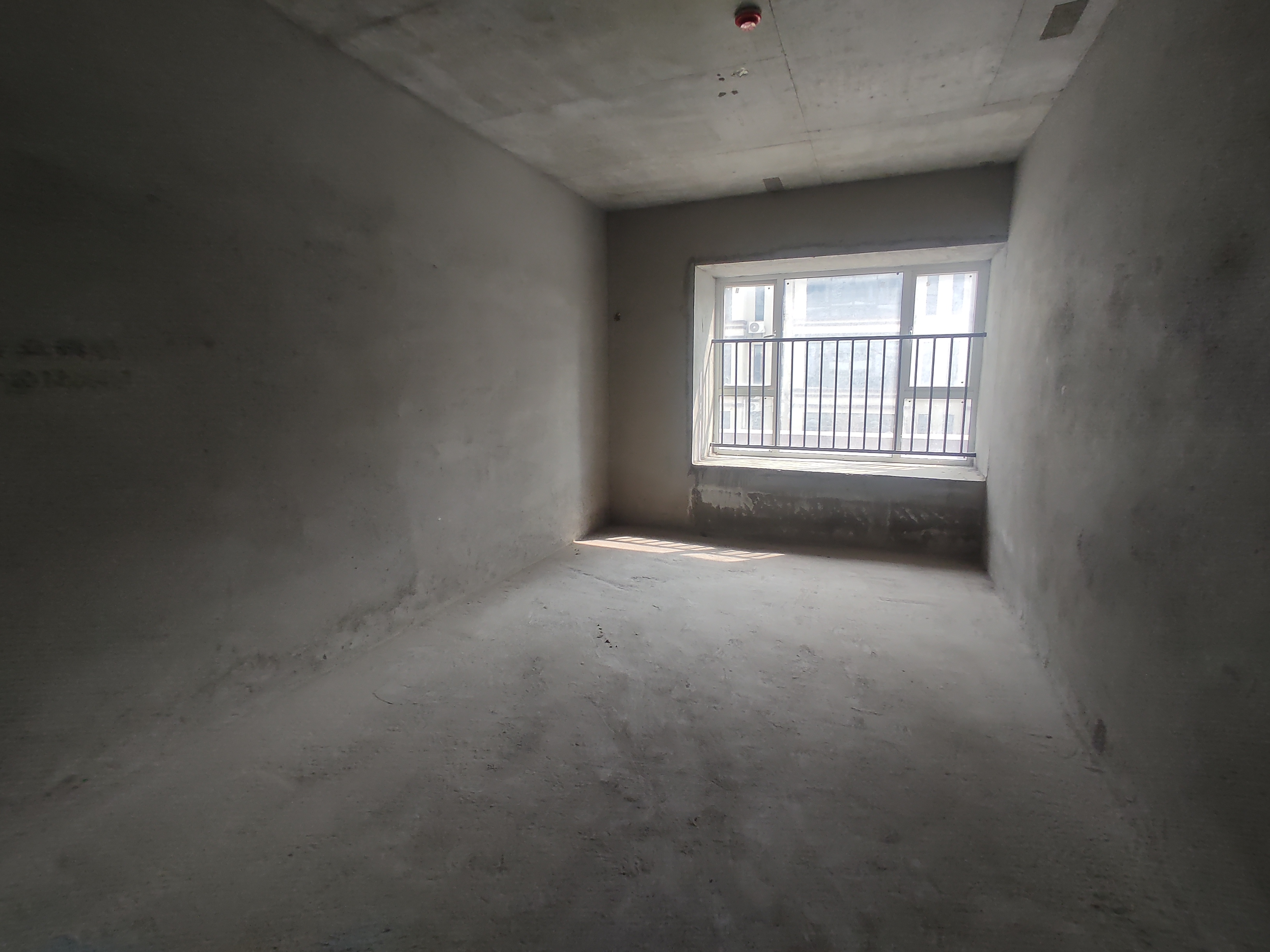 蓝天白云.毛坯三房.带露台.小区环境好.看房方便