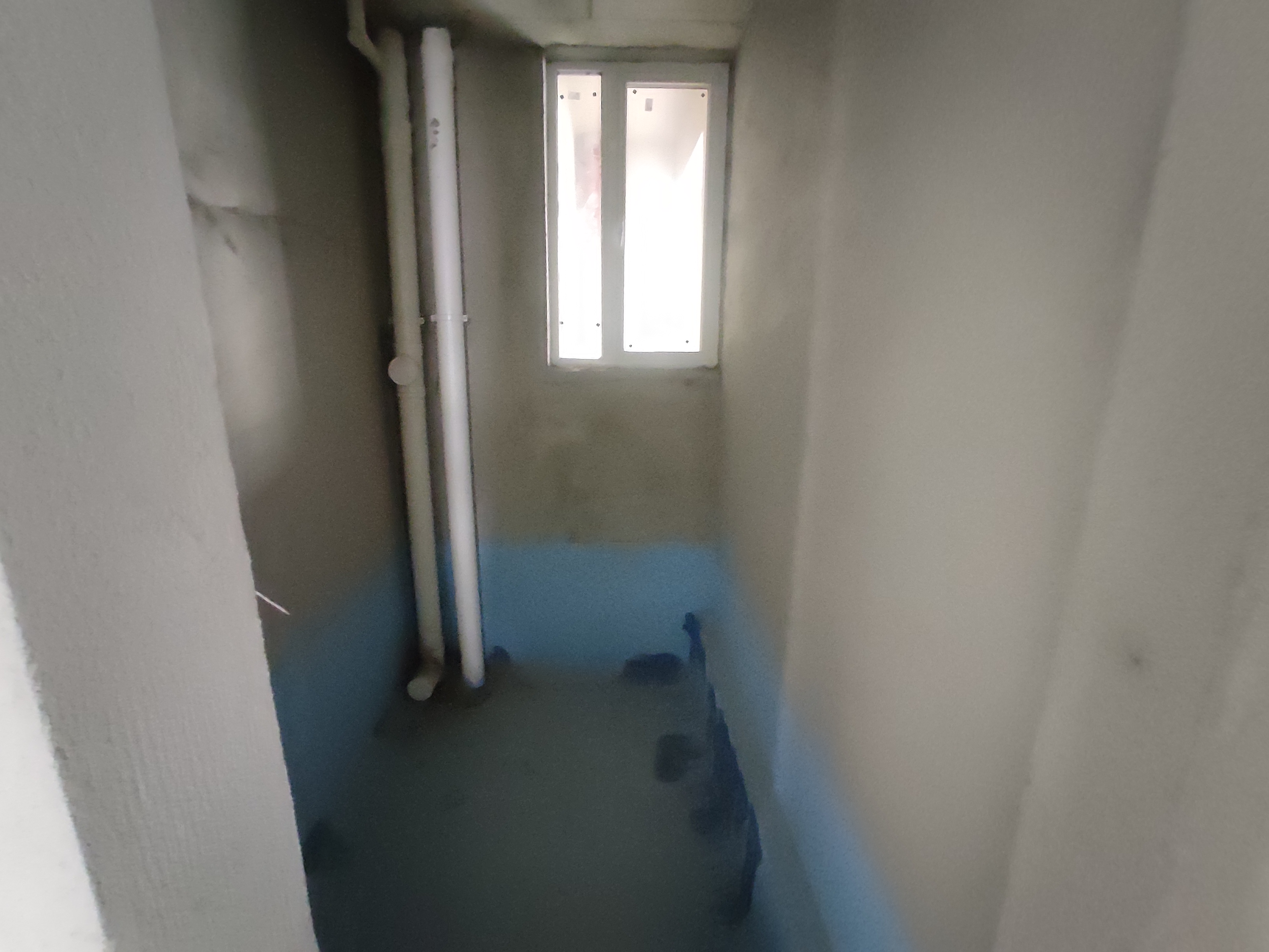 蓝天白云.毛坯三房.带露台.小区环境好.看房方便