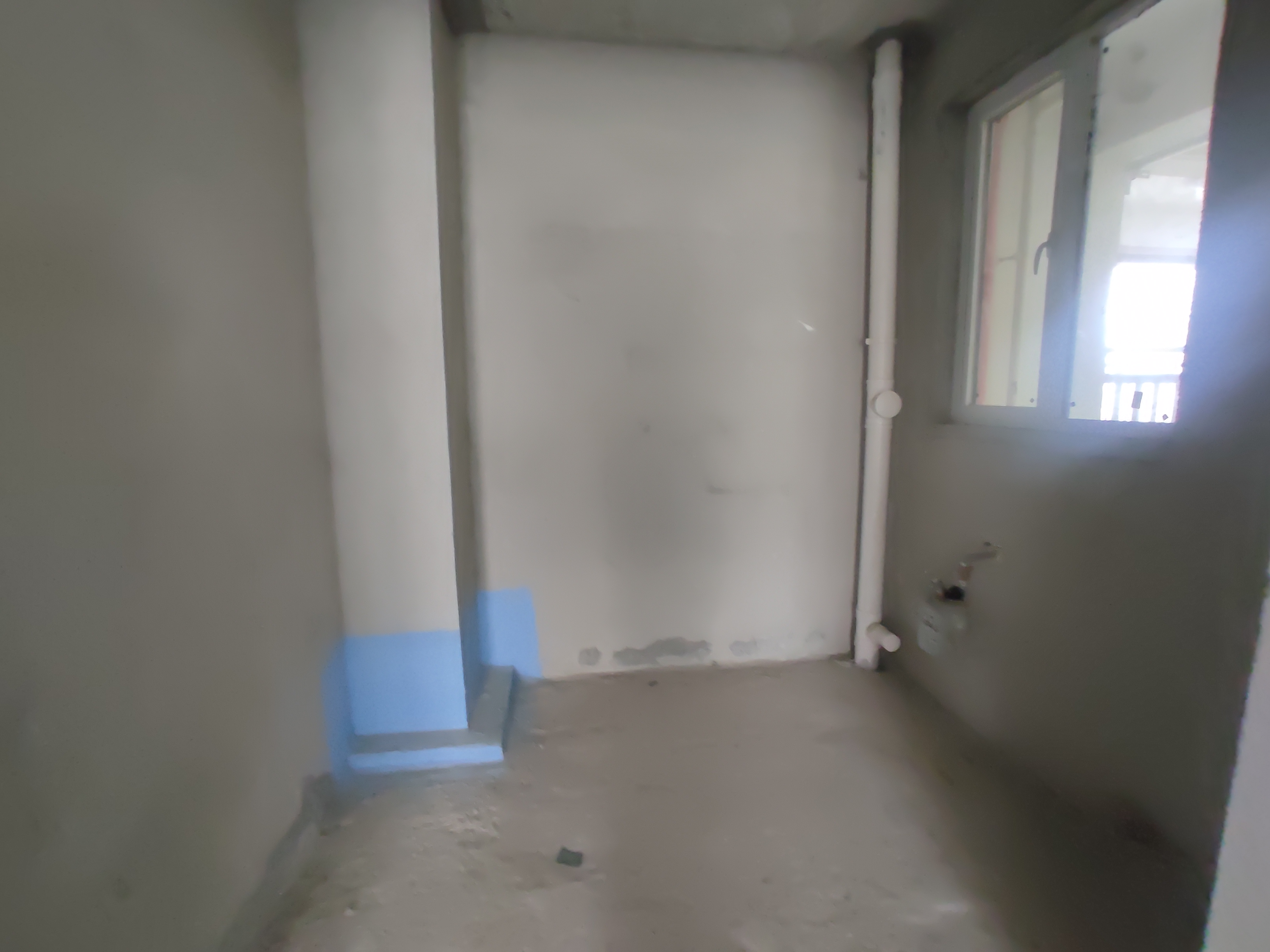 蓝天白云.毛坯三房.带露台.小区环境好.看房方便