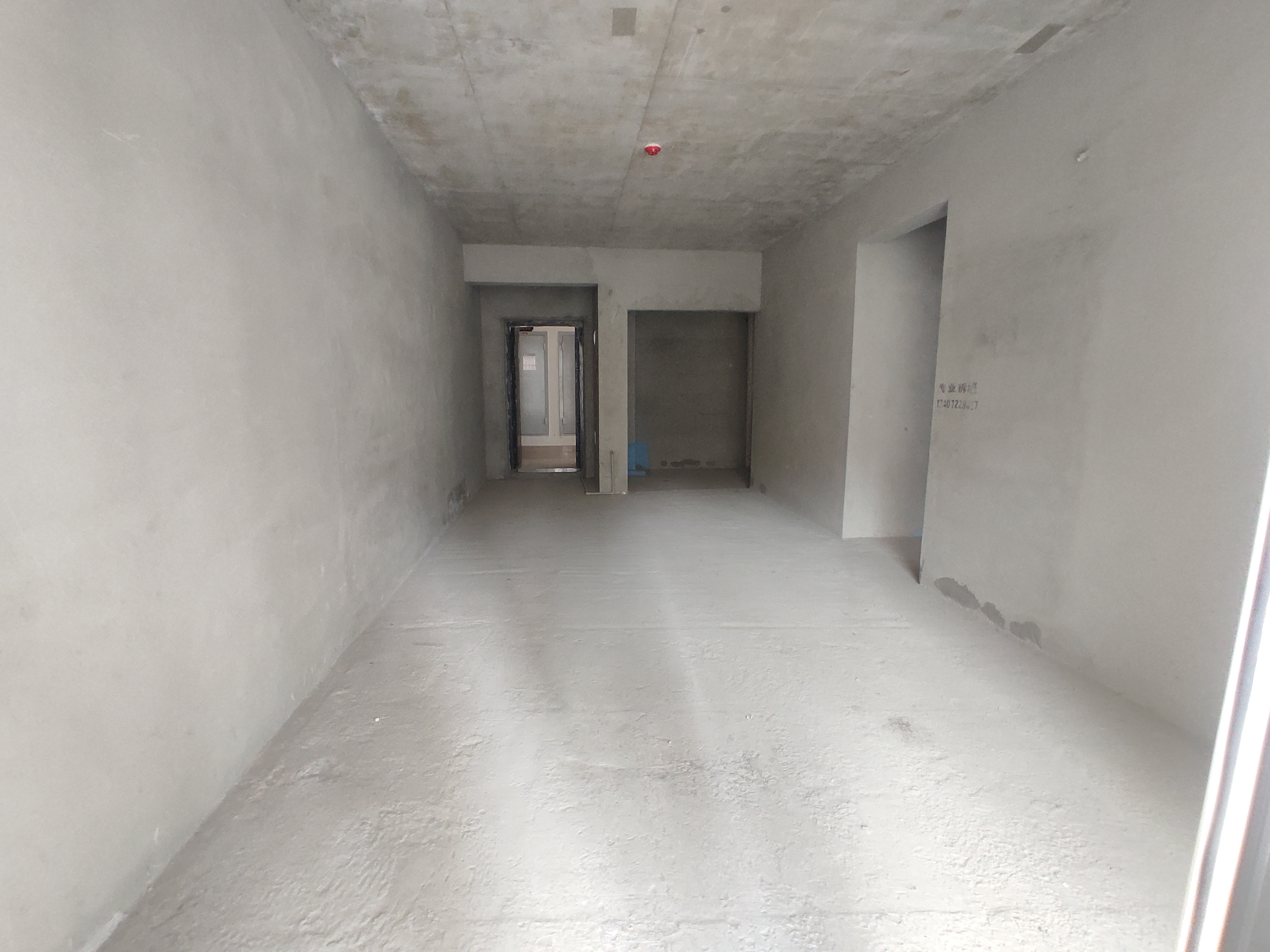 蓝天白云.毛坯三房.带露台.小区环境好.看房方便