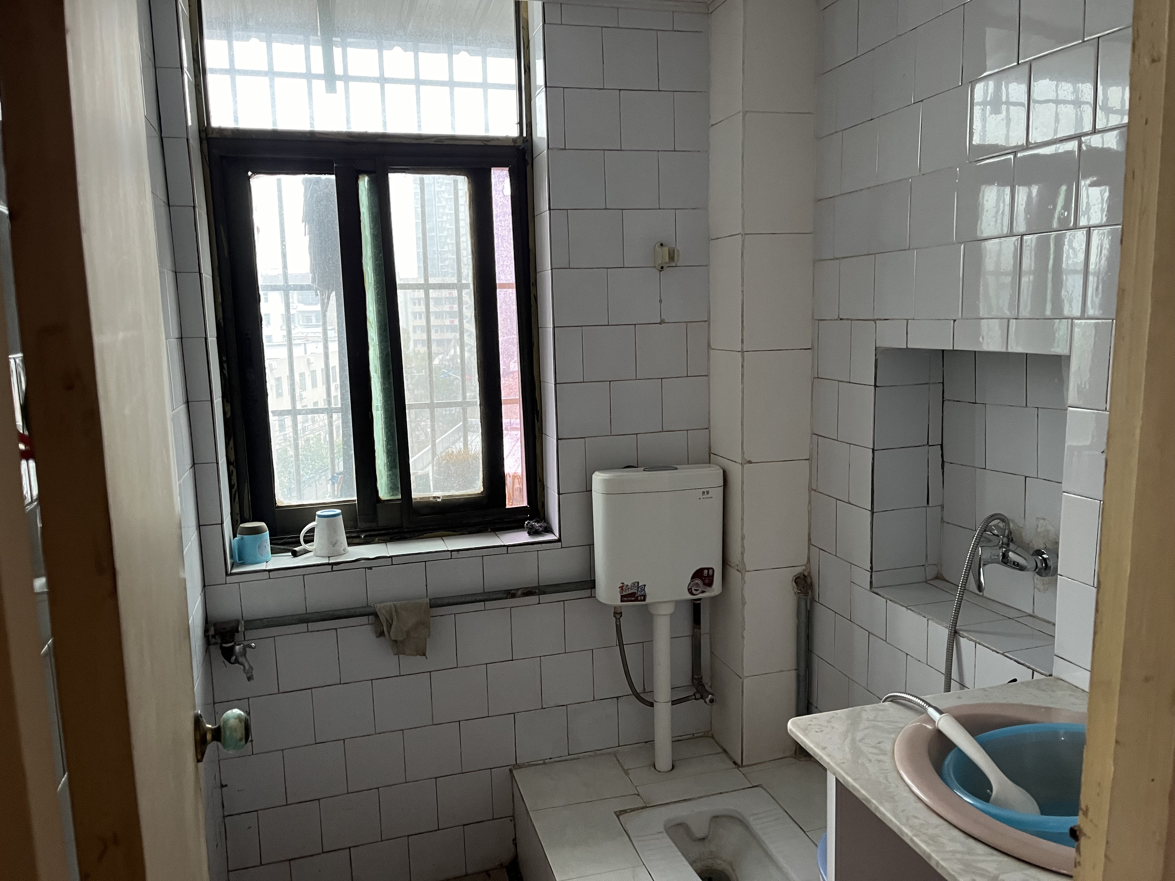 武商旁长虹卫生小区四房两卫拎包入住还带个地下室