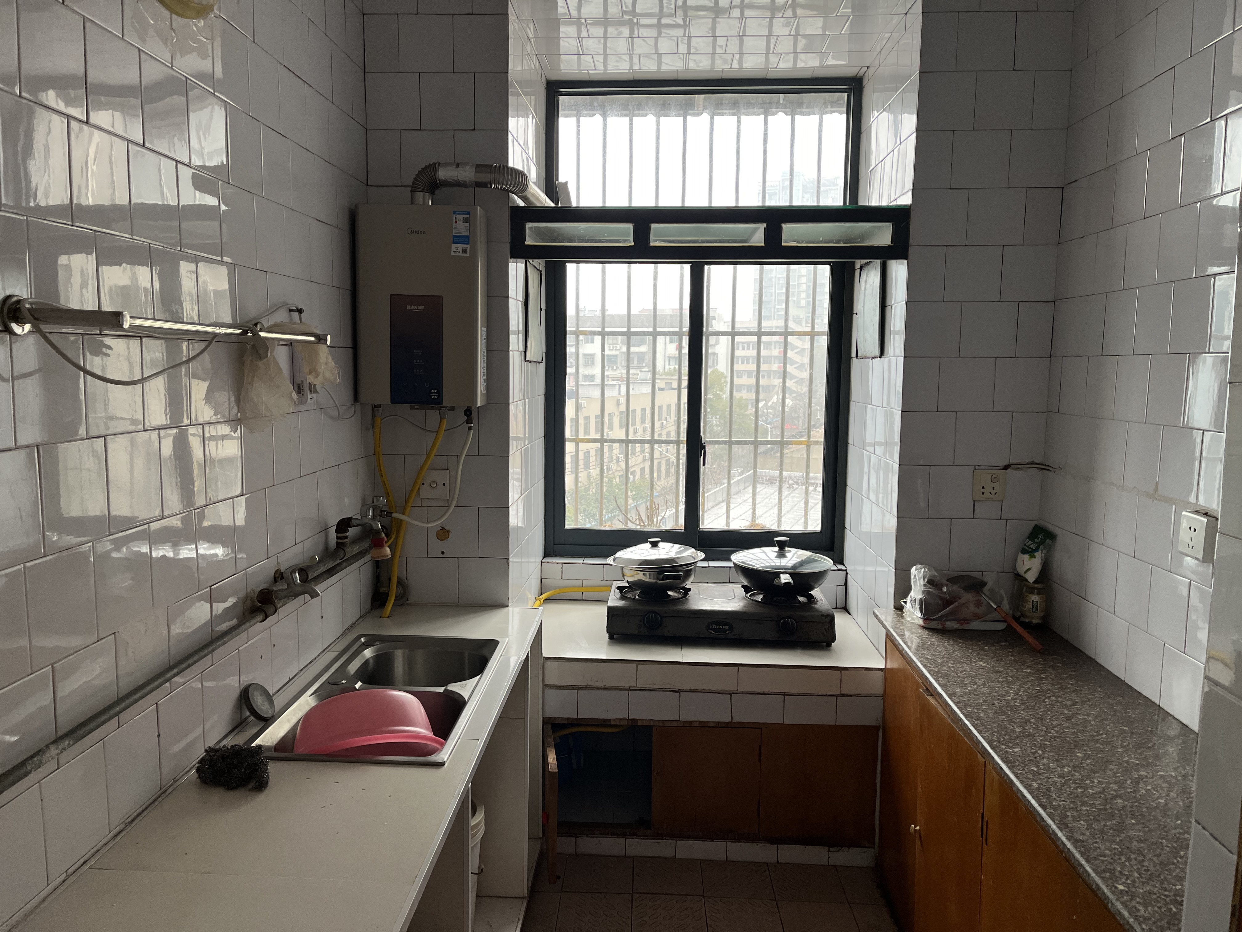 武商旁长虹卫生小区四房两卫拎包入住还带个地下室