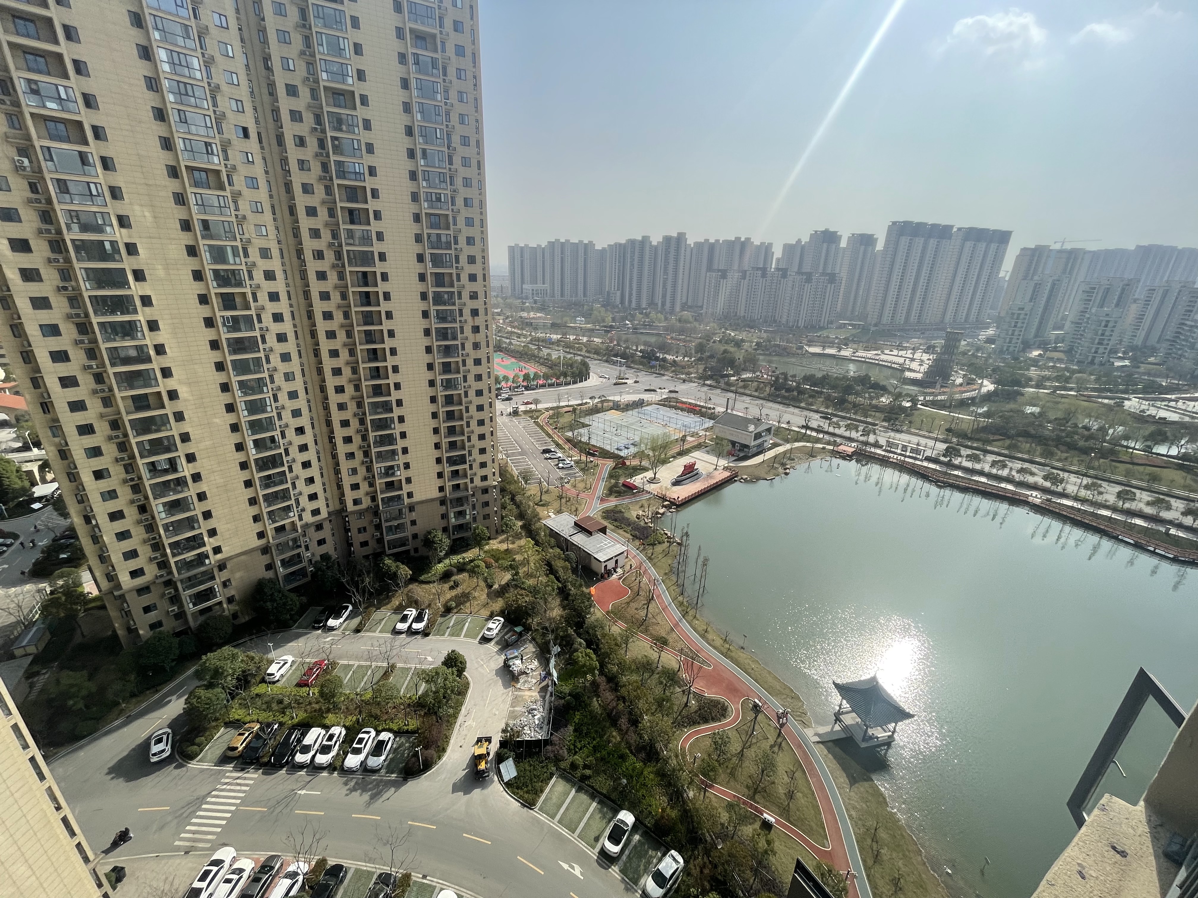 森林国际毛坯三房中间楼层可以看湖景哦