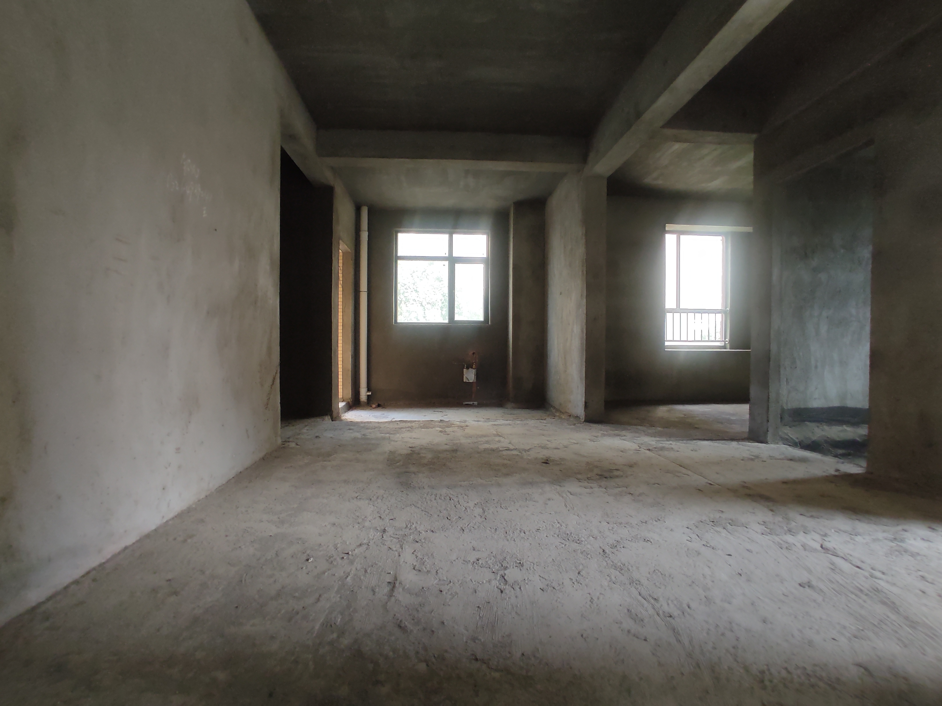 新城一号.毛坯四房带露台.证件满二.看房有钥匙