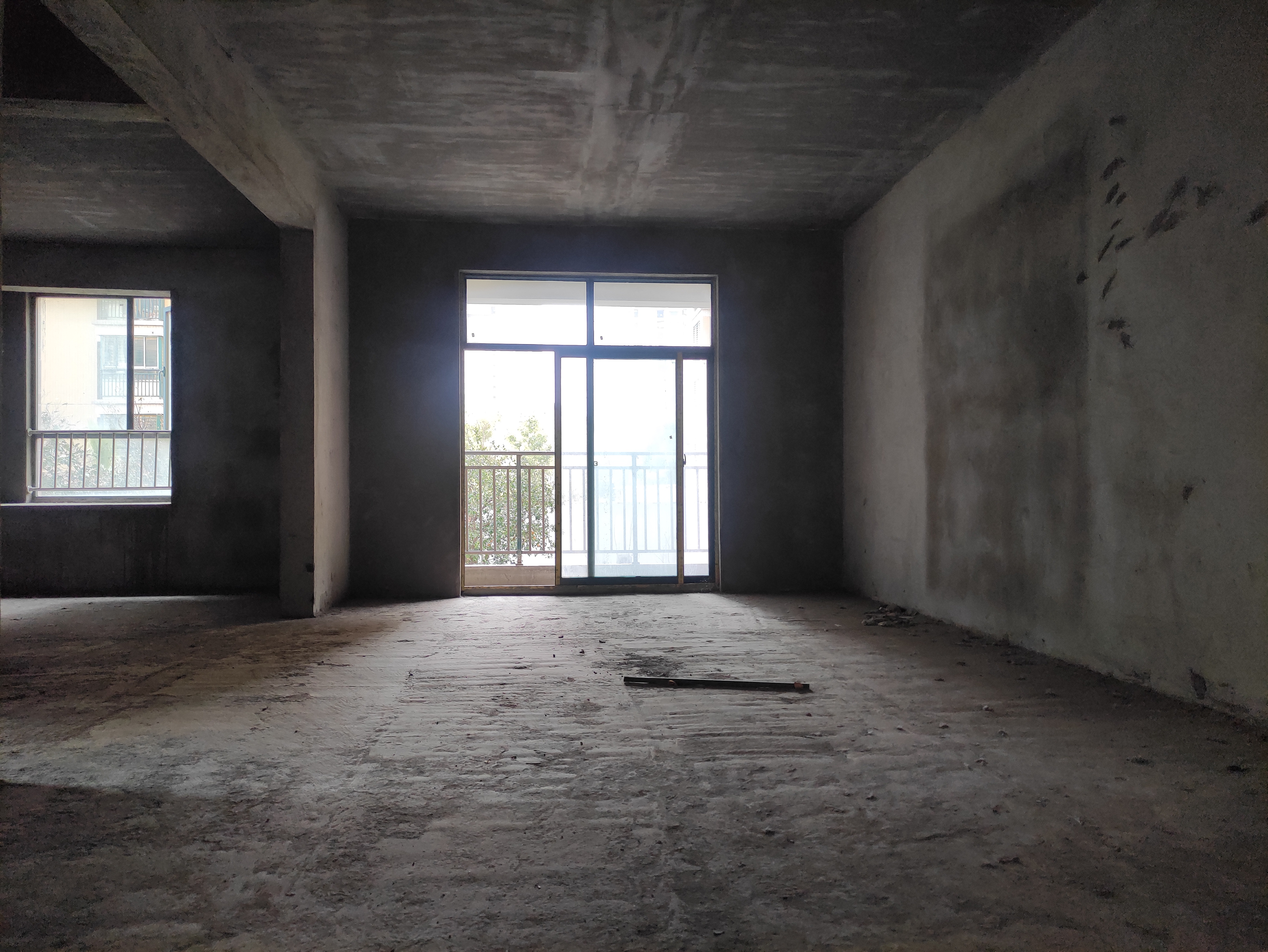 新城一号.毛坯四房带露台.证件满二.看房有钥匙