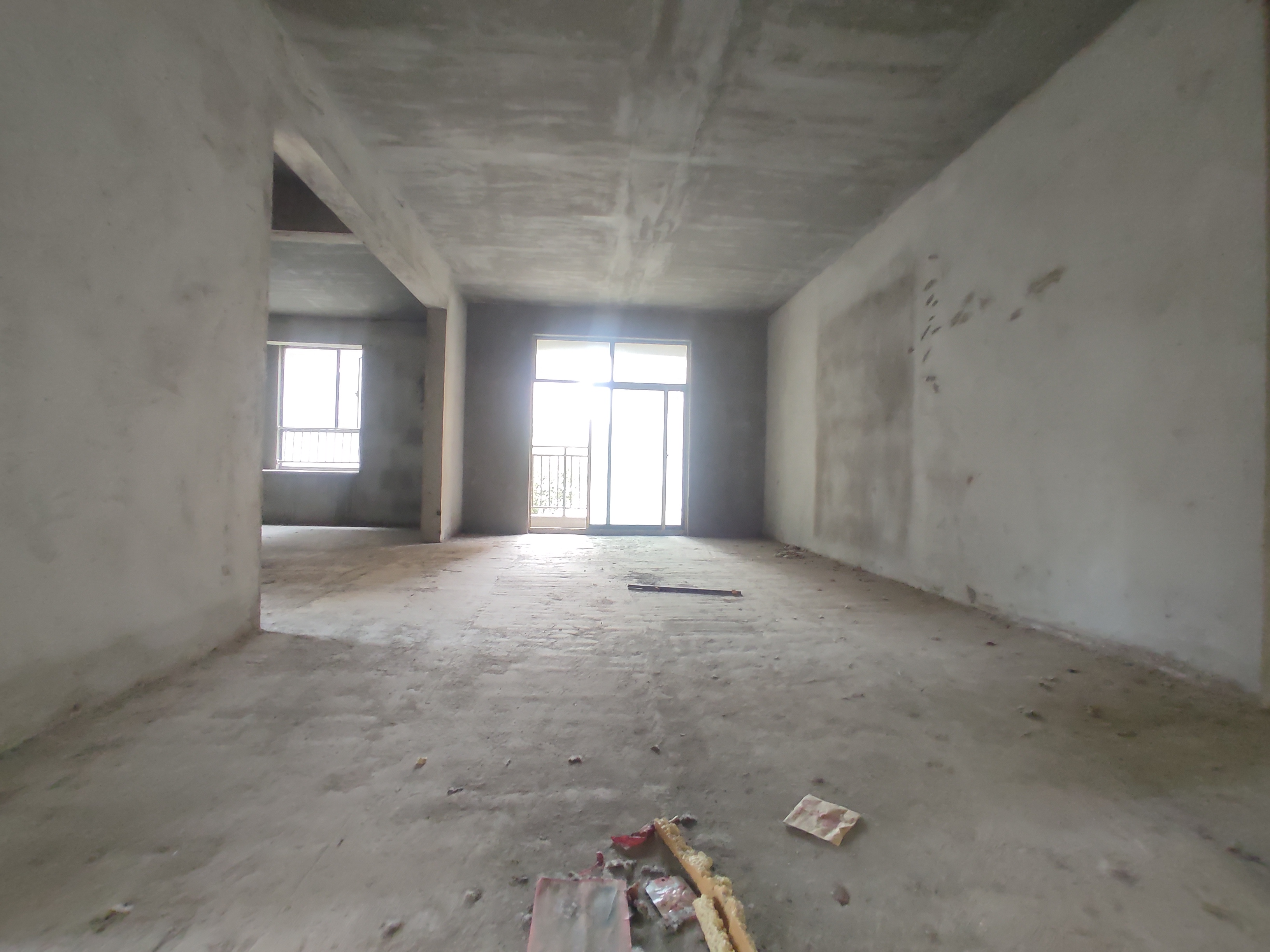 新城一号.毛坯四房带露台.证件满二.看房有钥匙