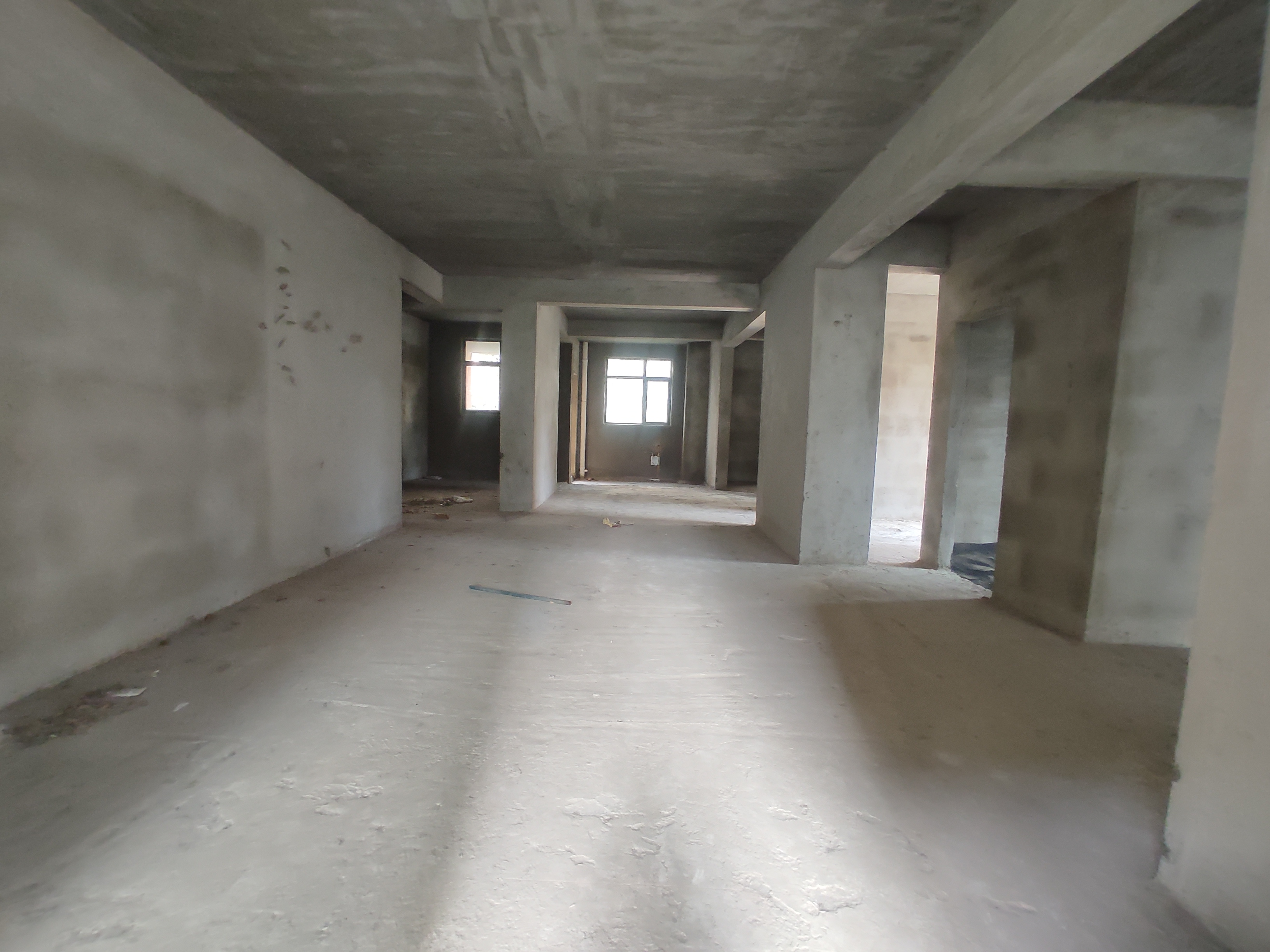 新城一号.毛坯四房带露台.证件满二.看房有钥匙