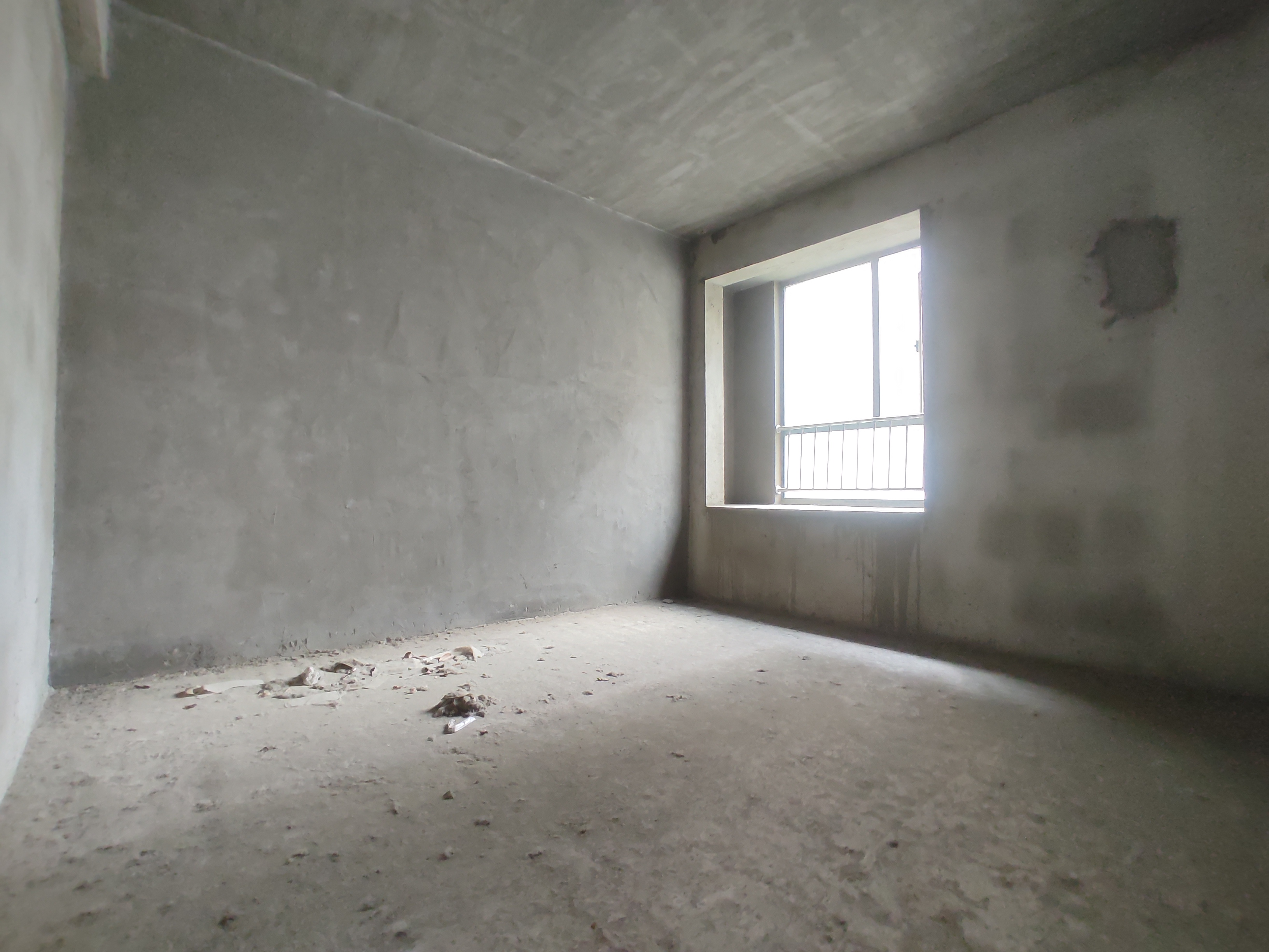 新城一号.毛坯四房带露台.证件满二.看房有钥匙