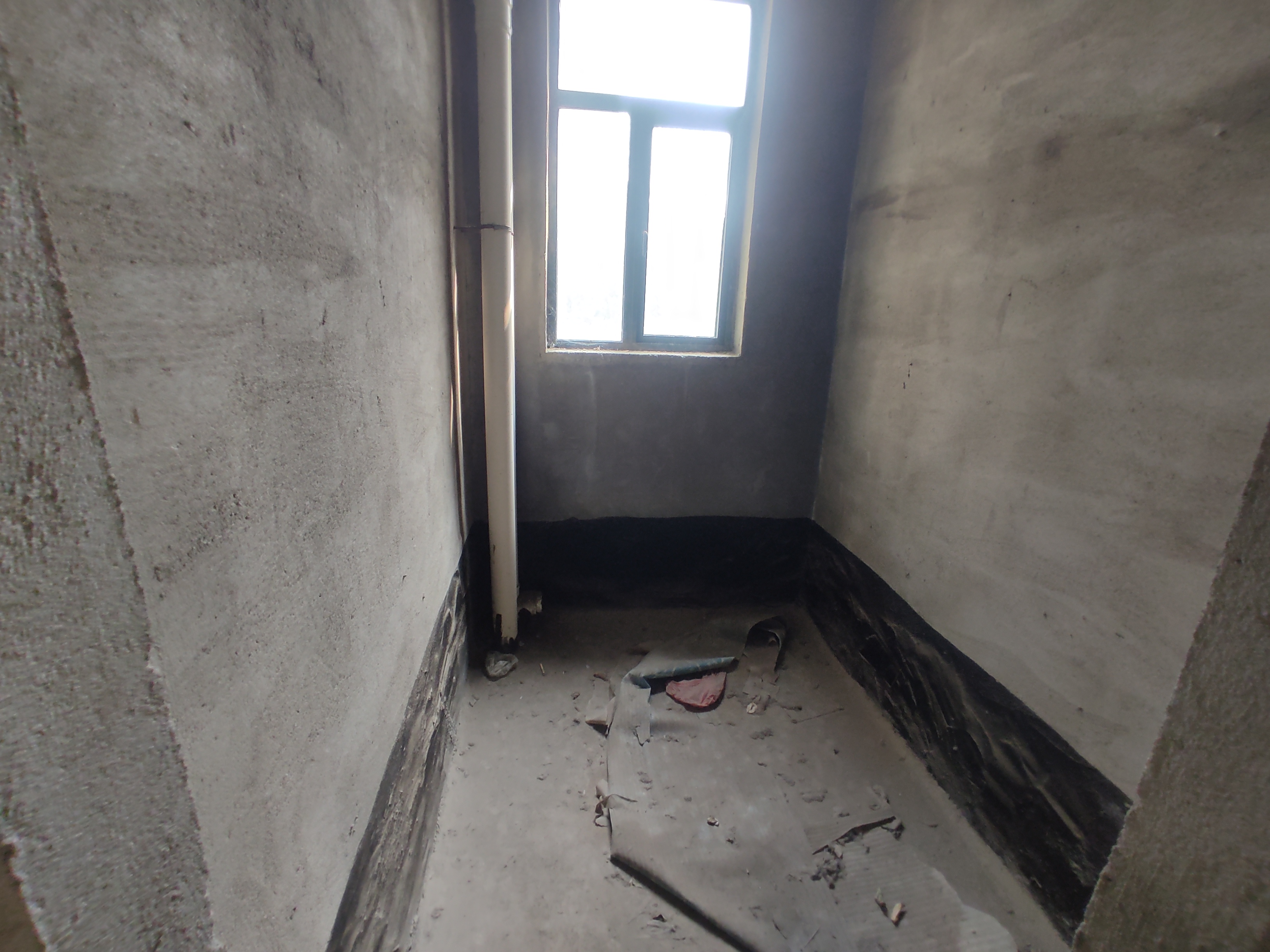 新城一号.毛坯四房带露台.证件满二.看房有钥匙