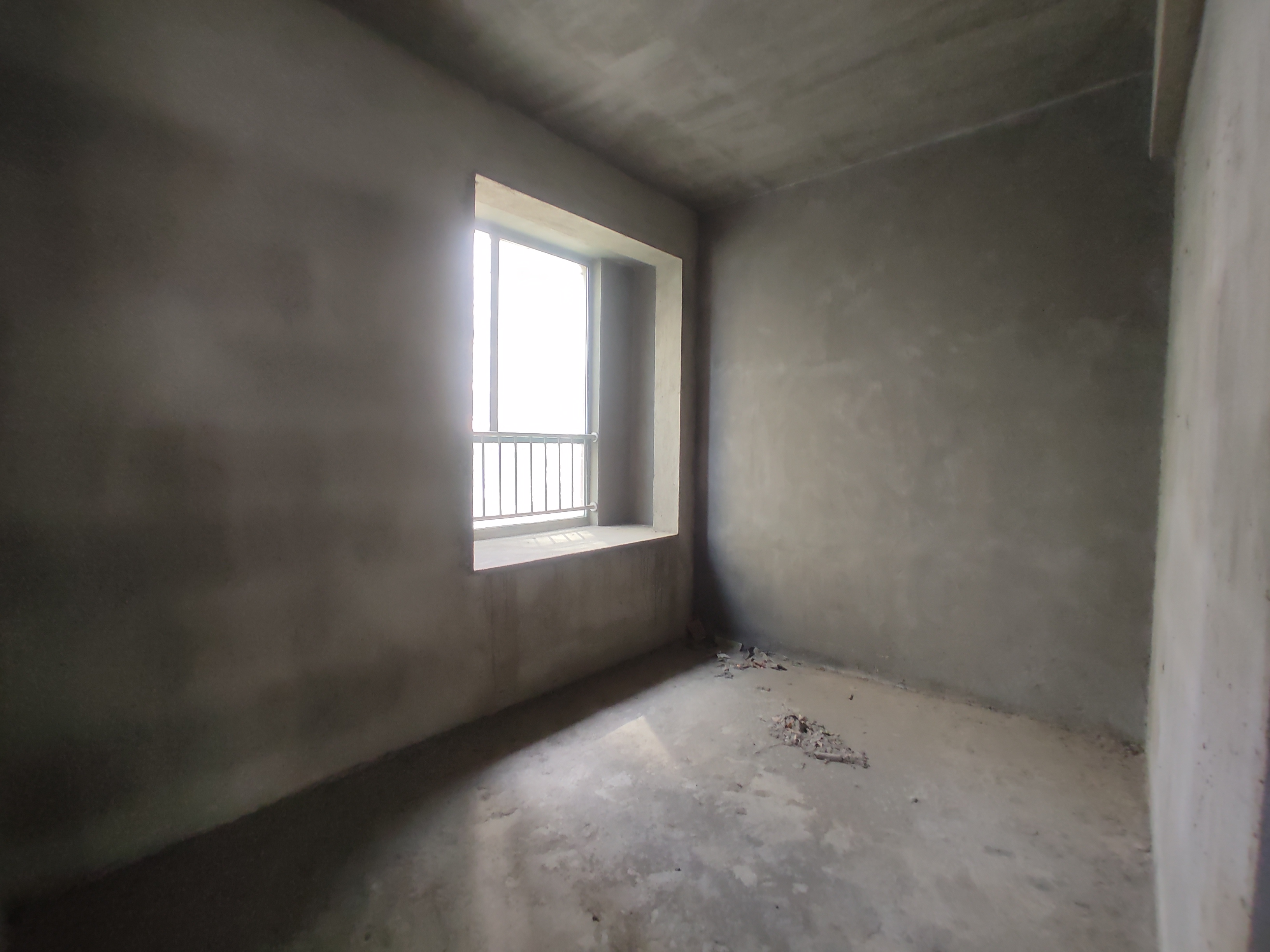 新城一号.毛坯四房带露台.证件满二.看房有钥匙