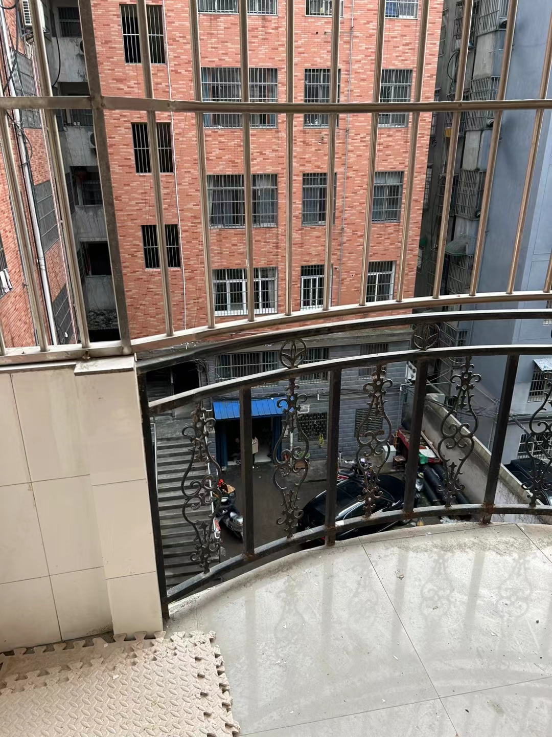 东区车站华宝小区.小区有出场.证件在手.看房方便