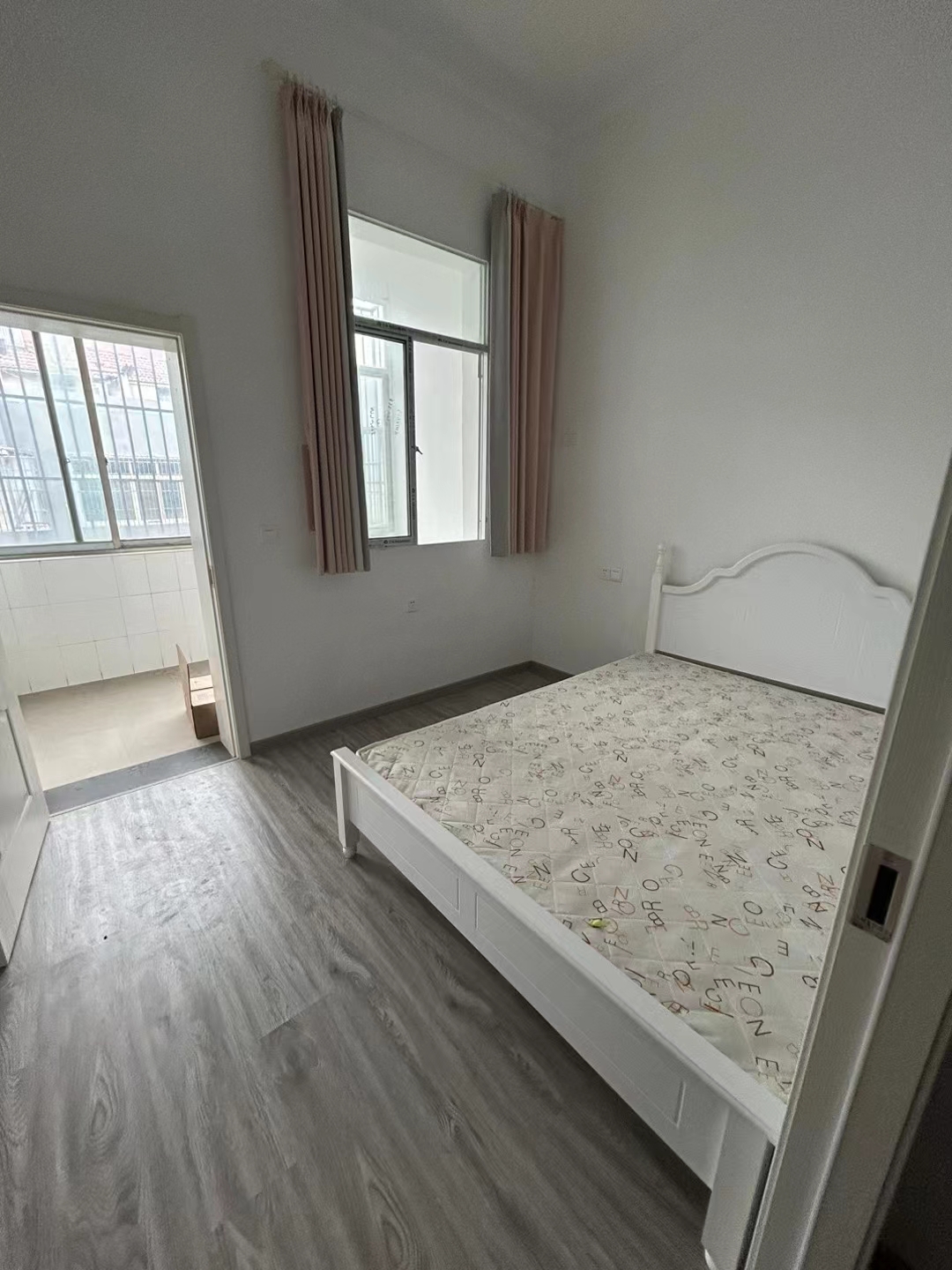 东区车站华宝小区.小区有出场.证件在手.看房方便