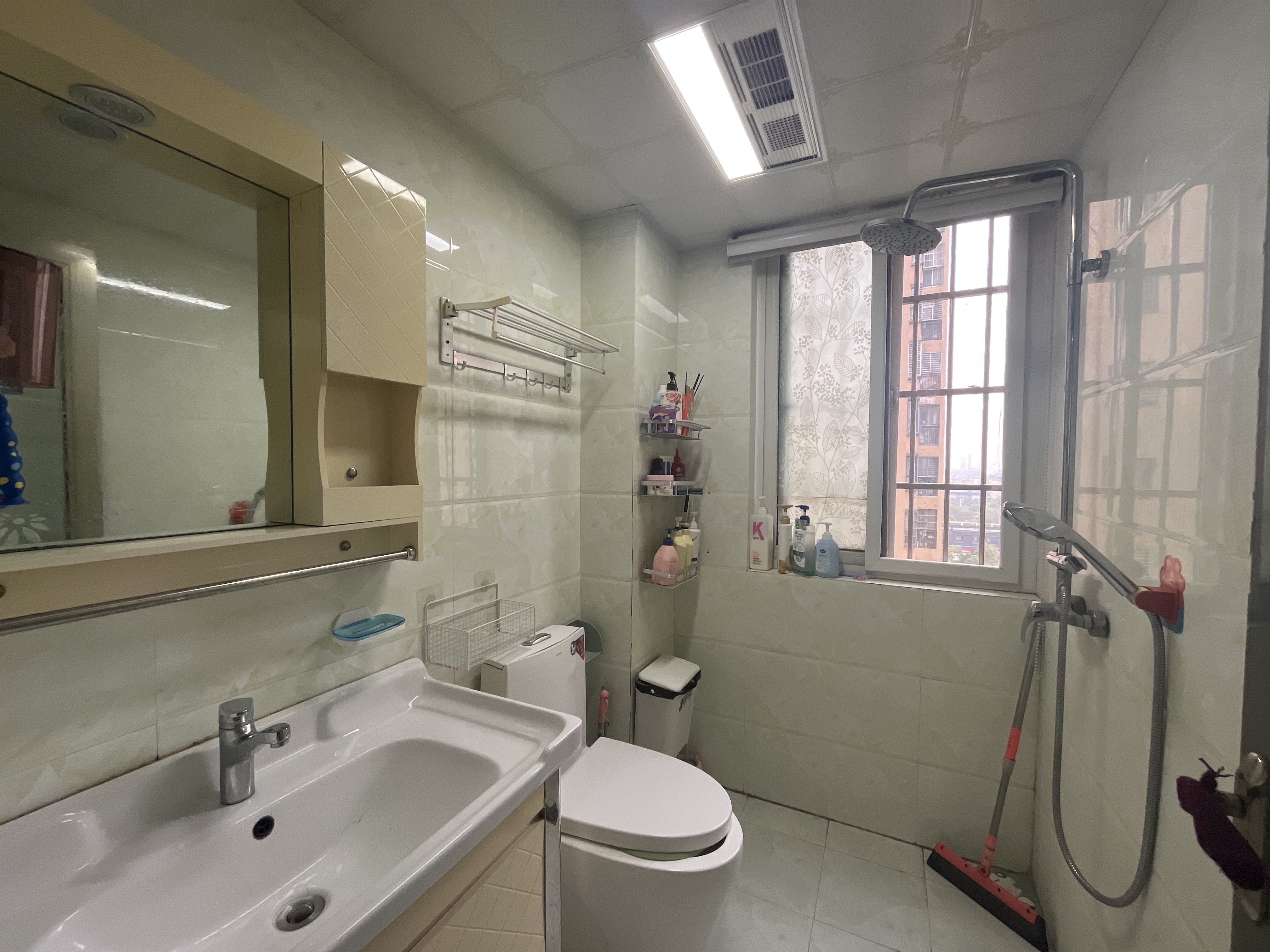 新壹仲正对面，翰林公馆，精装三房，户型方正，房东急售