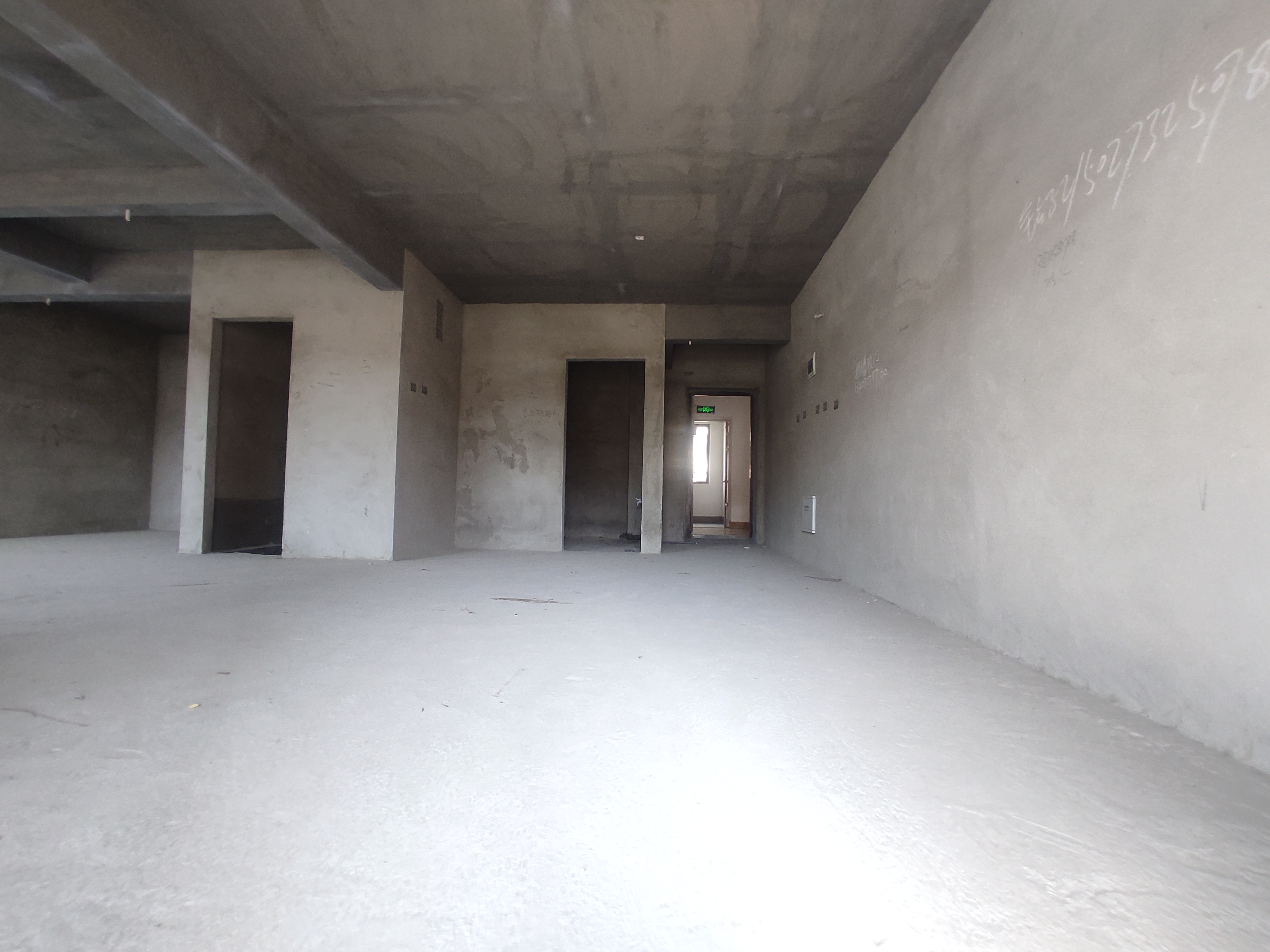 荣怀极地世家.电梯小高层.三开间朝南.看房方便