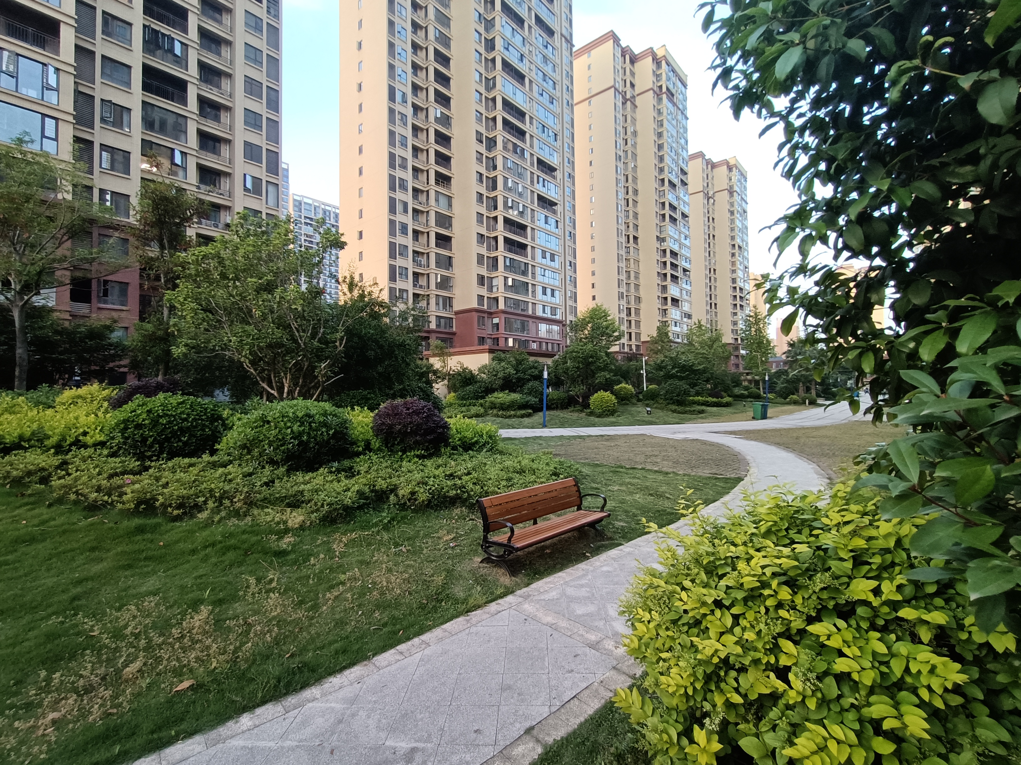 银孚领秀城3室2厅2卫全新毛坯房边户边户完镁的户型南北通透前后阳台