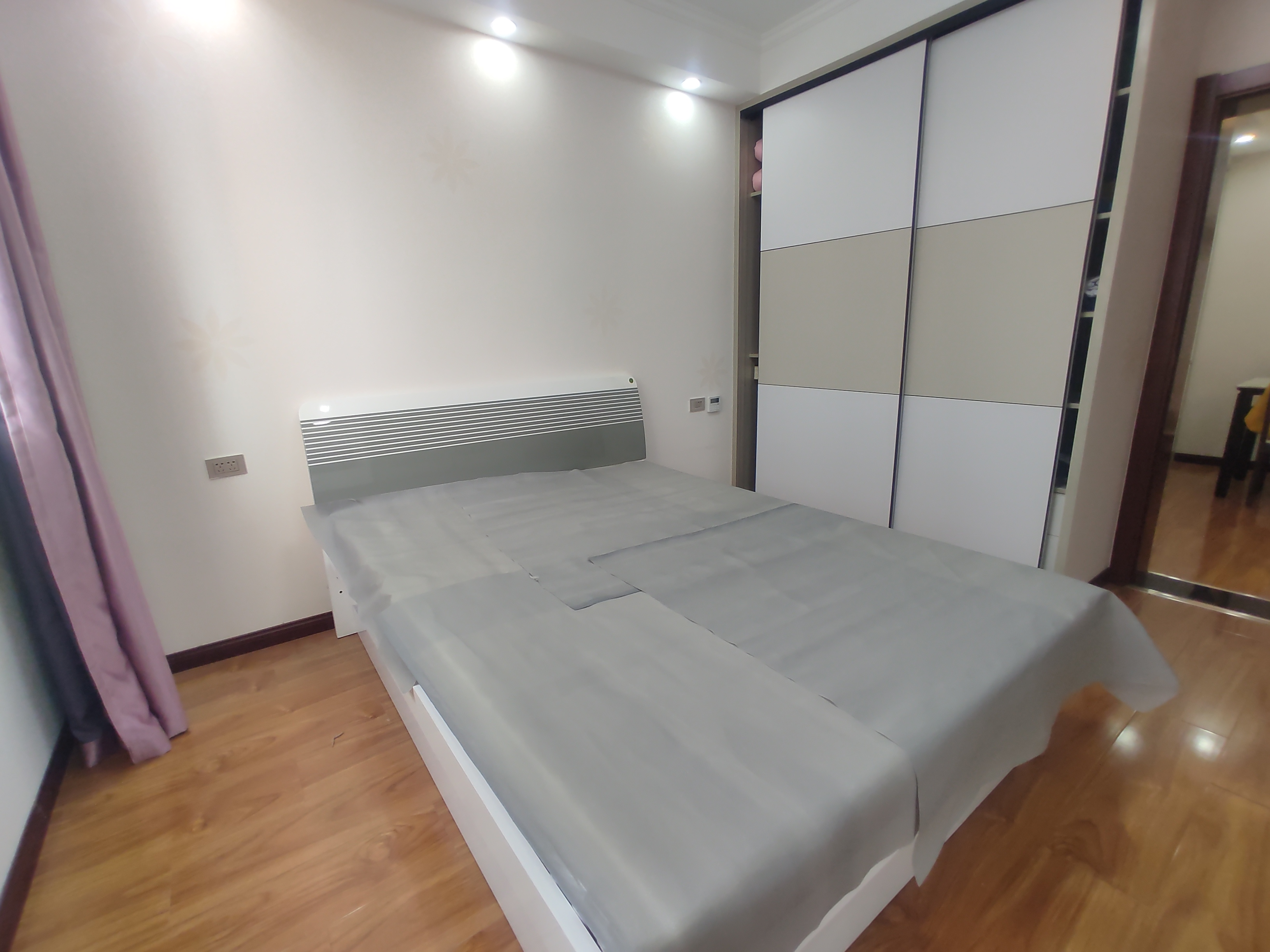 满庭春.精装供暖大两房.证件满二.看房方便