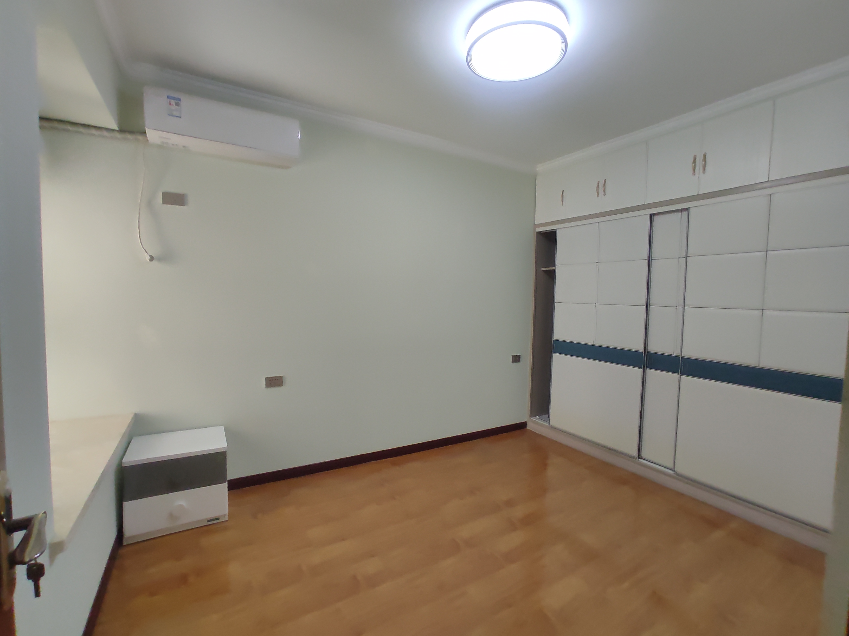 满庭春.精装供暖大两房.证件满二.看房方便