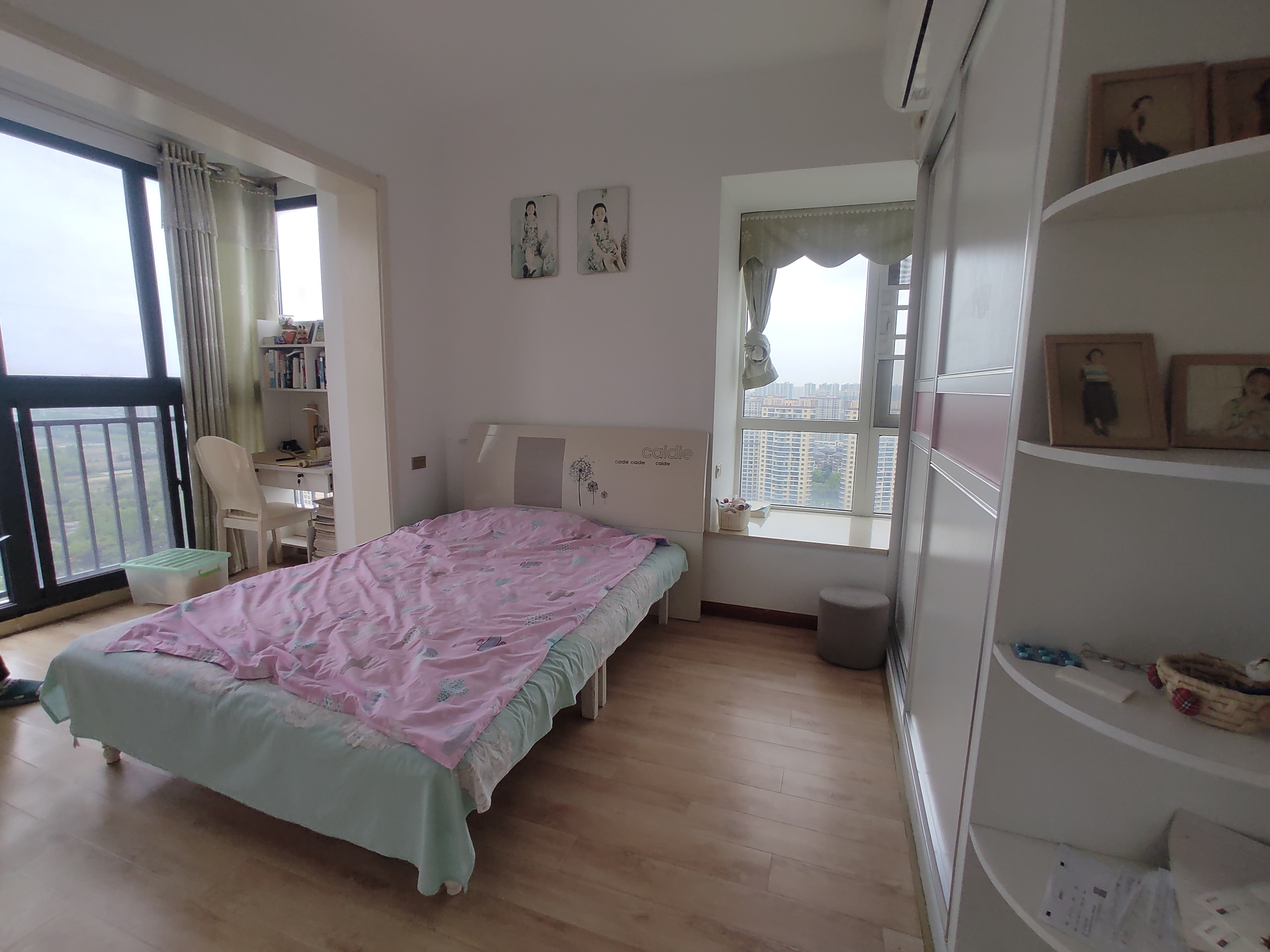 森林国际.精装三房纯边户.证件满二.看房方便