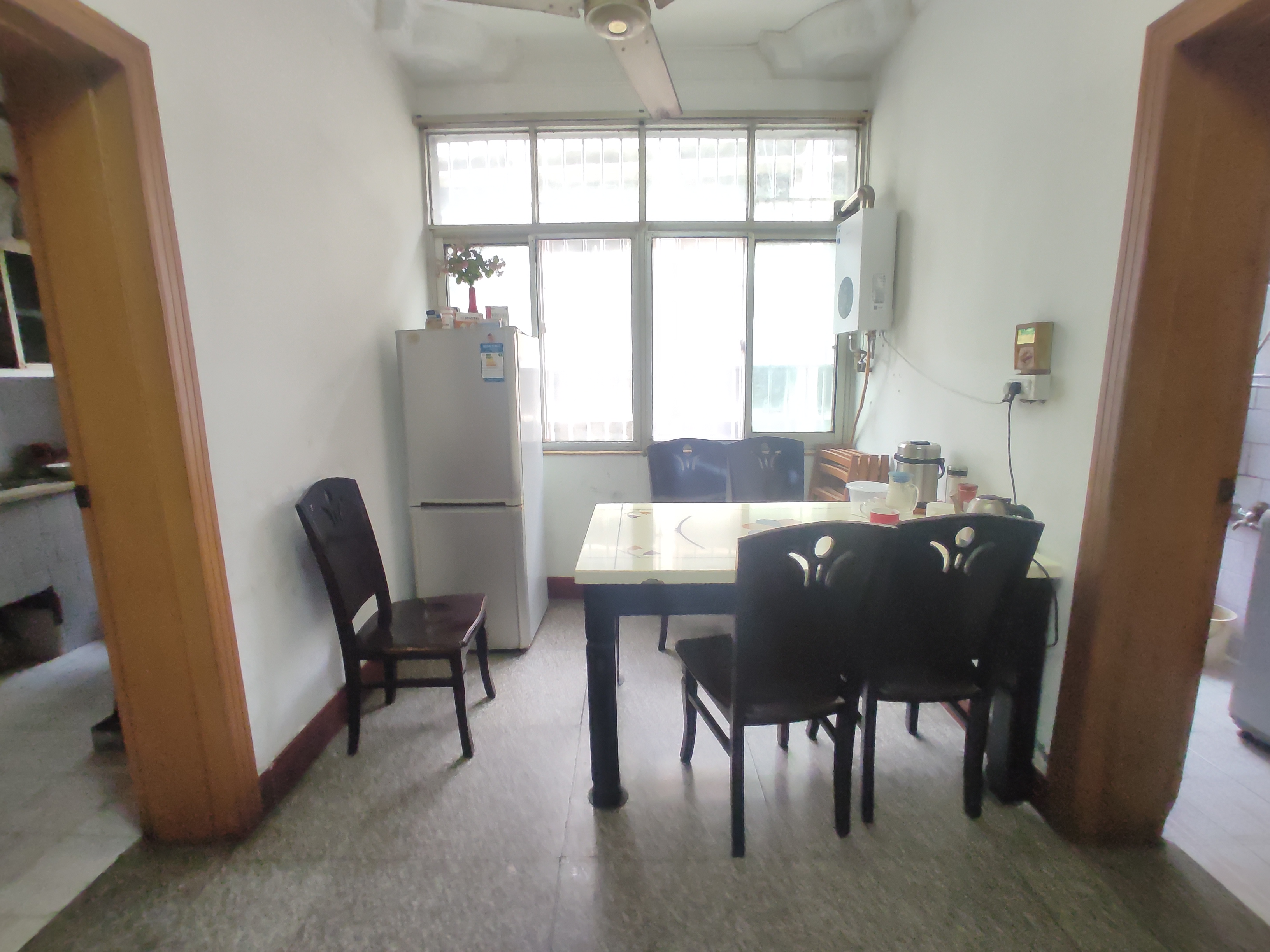 飞鹰宿舍.精装三房.小区有出场.步梯三楼证件满二.看房方便