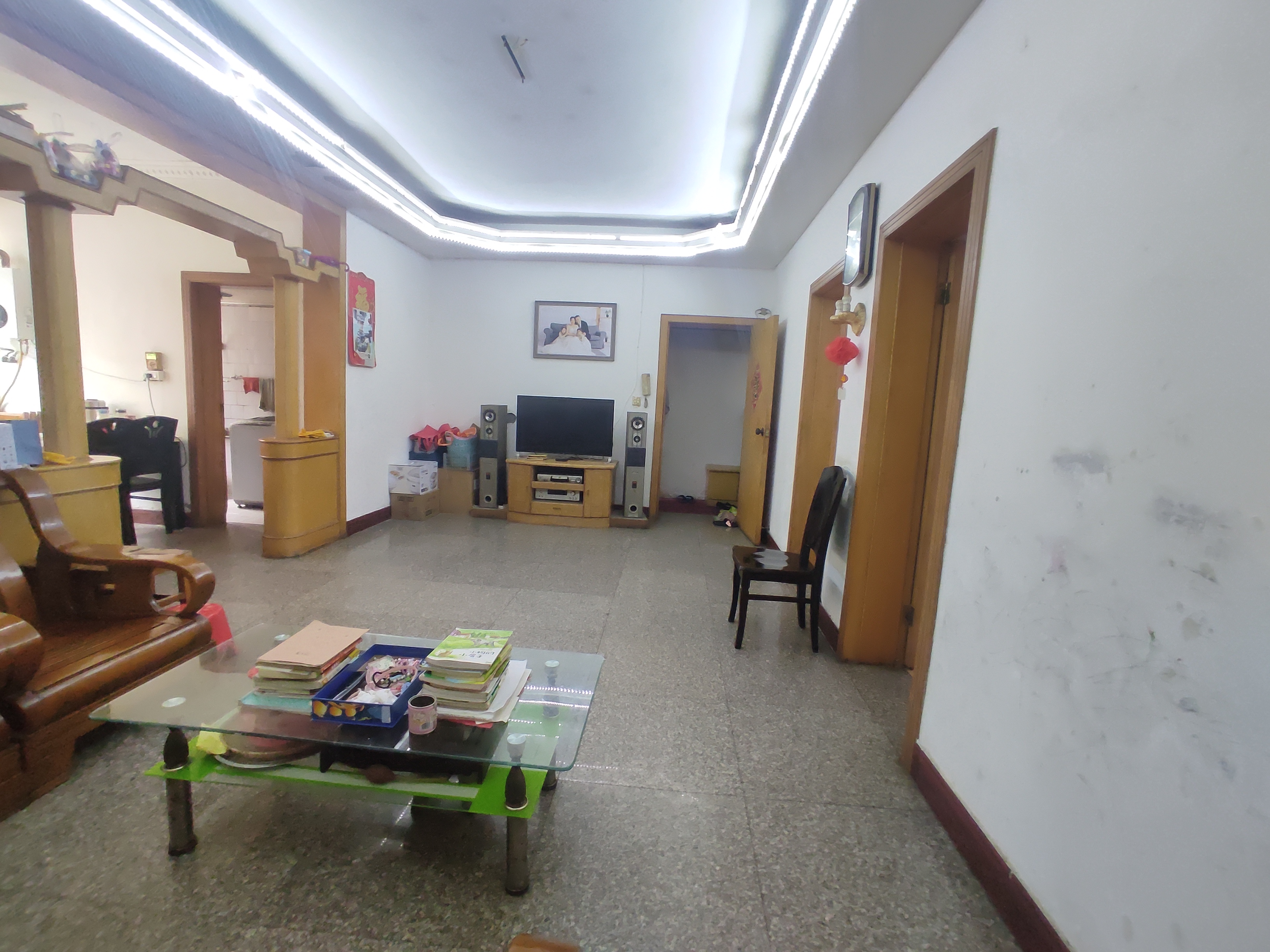 飞鹰宿舍.精装三房.小区有出场.步梯三楼证件满二.看房方便