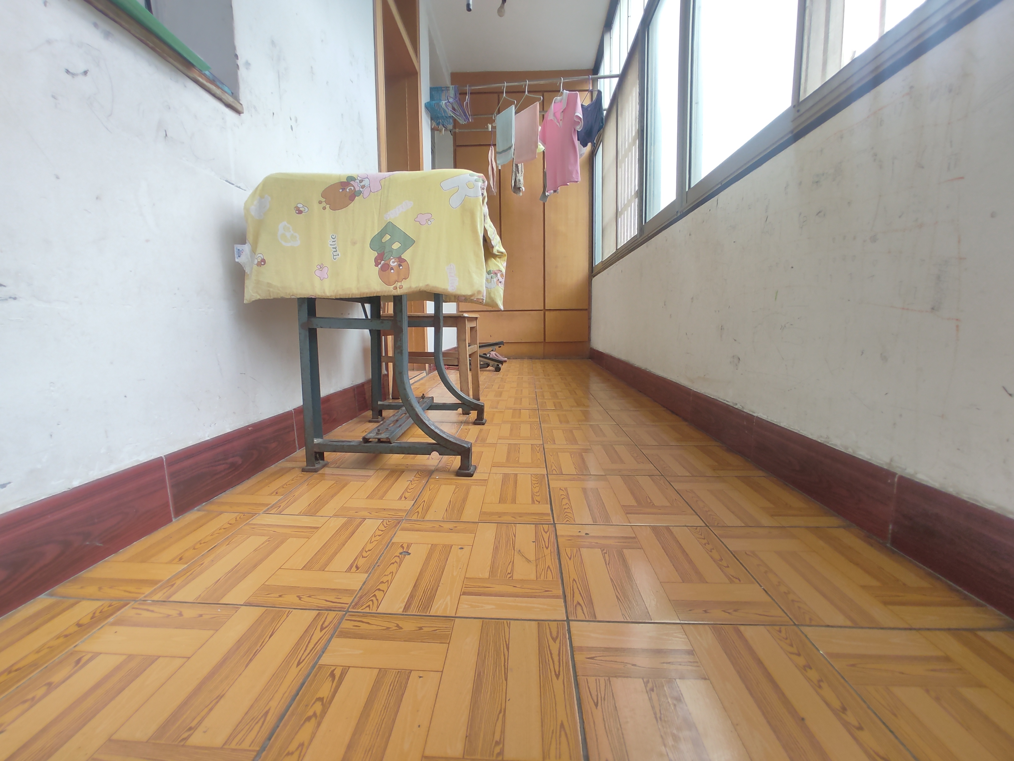 飞鹰宿舍.精装三房.小区有出场.步梯三楼证件满二.看房方便