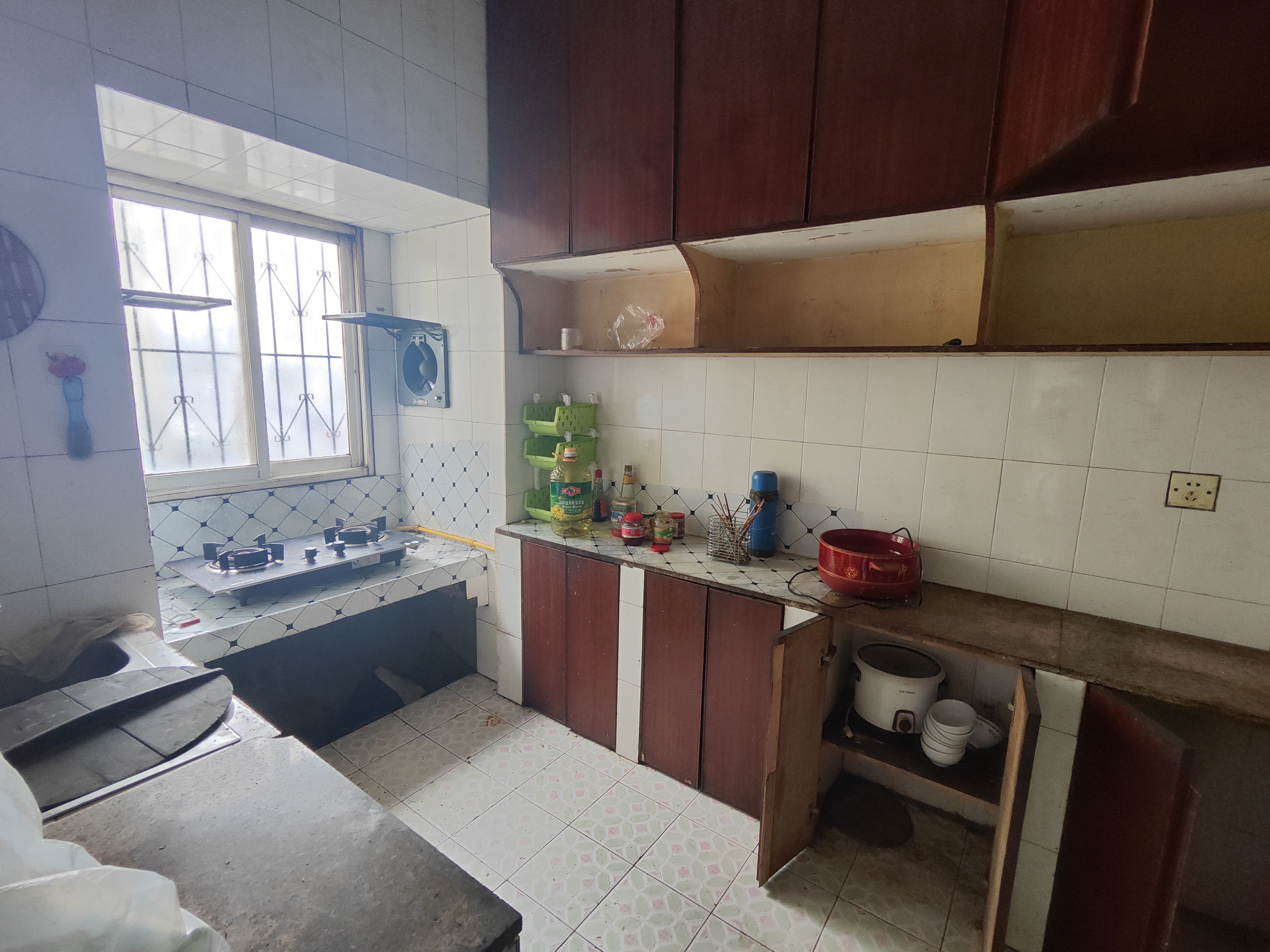 逢春花园.精装大两房.步梯三楼.证件满二