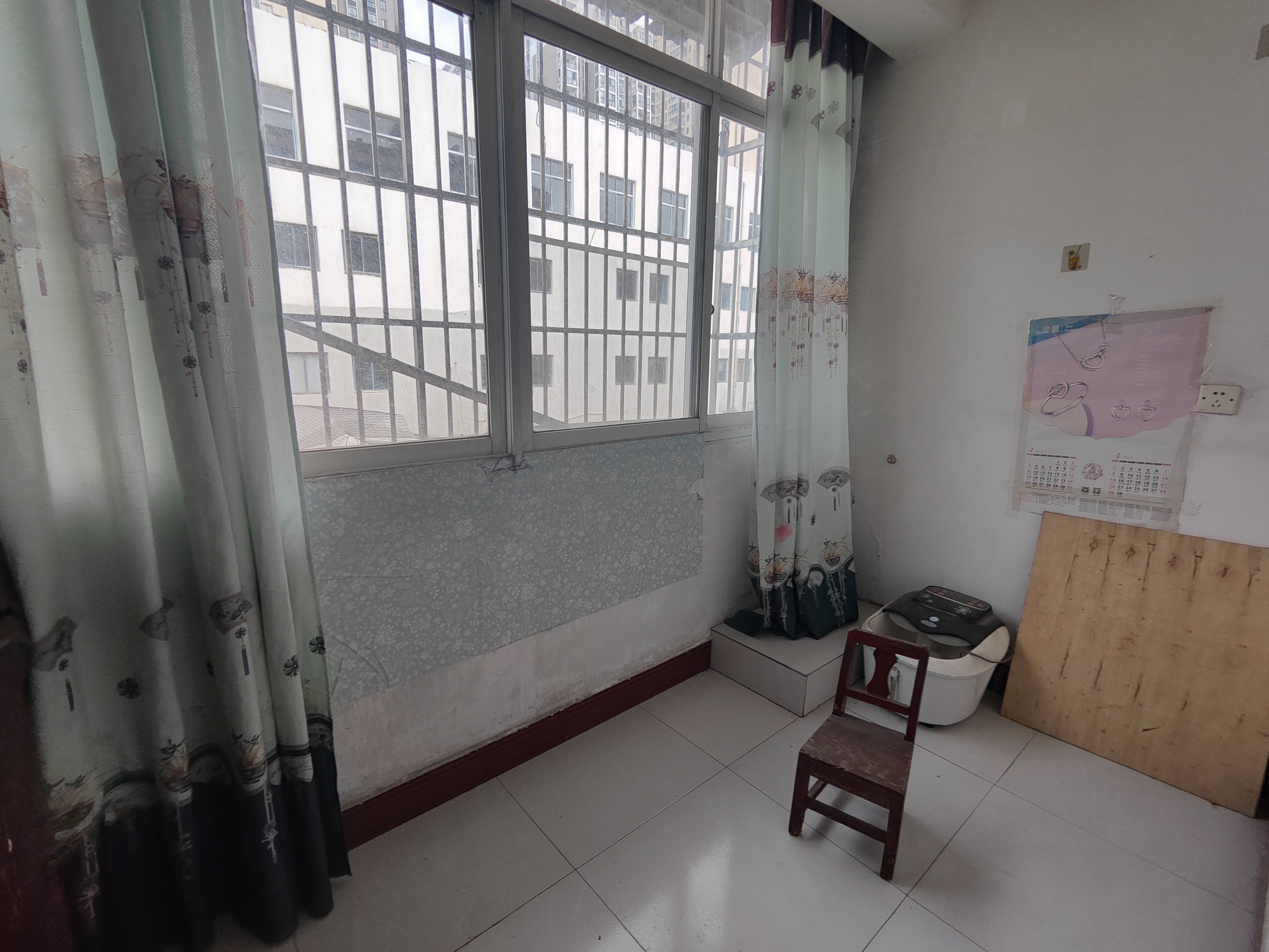 逢春花园.精装大两房.步梯三楼.证件满二