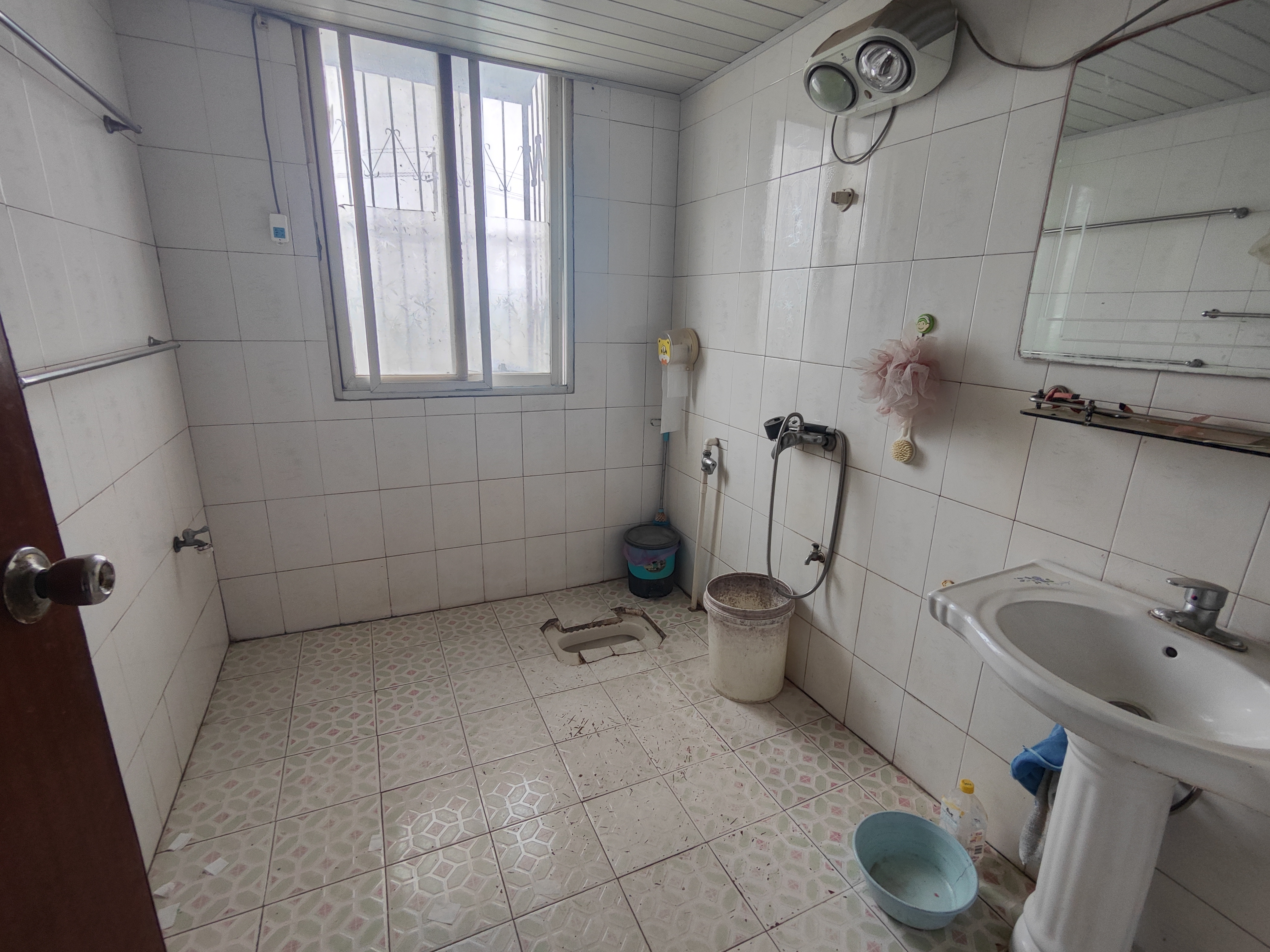 逢春花园.精装大两房.步梯三楼.证件满二