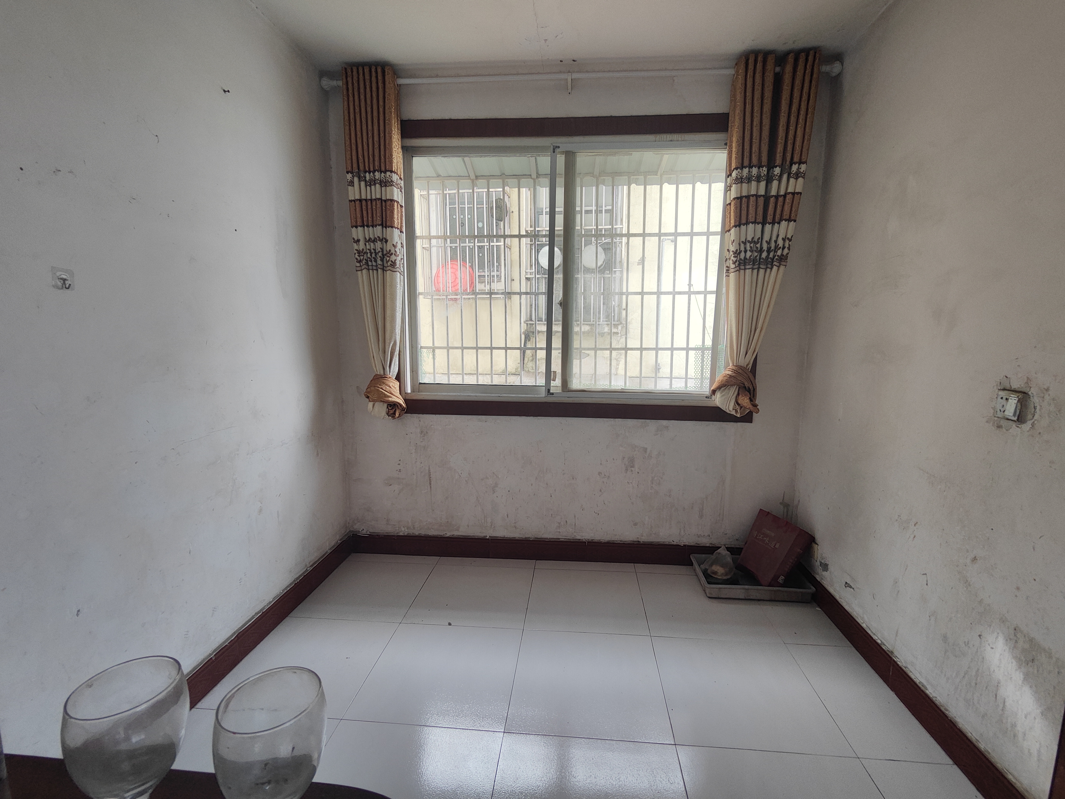 逢春花园.精装大两房.步梯三楼.证件满二