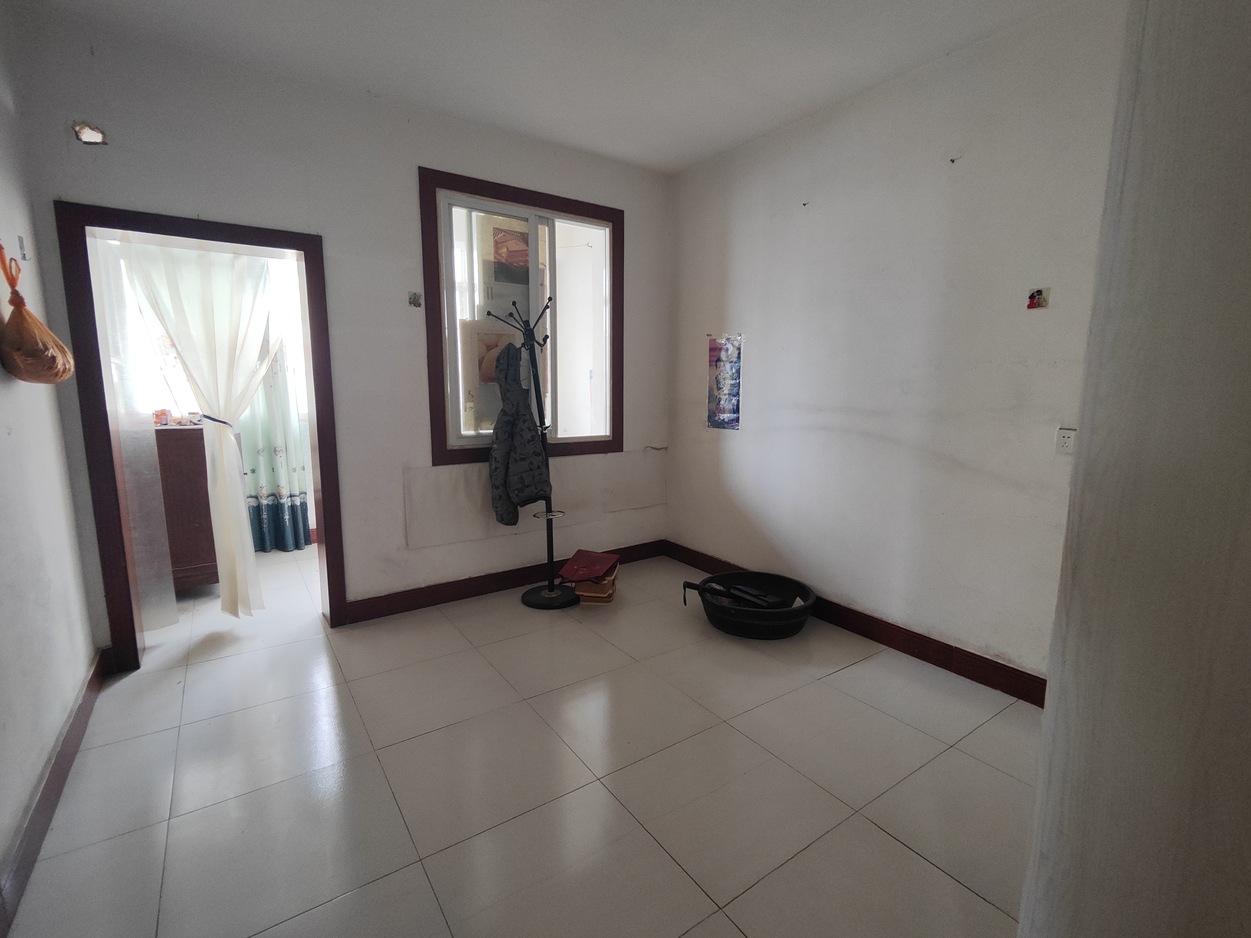 逢春花园.精装大两房.步梯三楼.证件满二