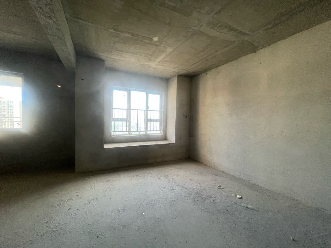 新城名都，三开间朝南，大阳台，中间楼层