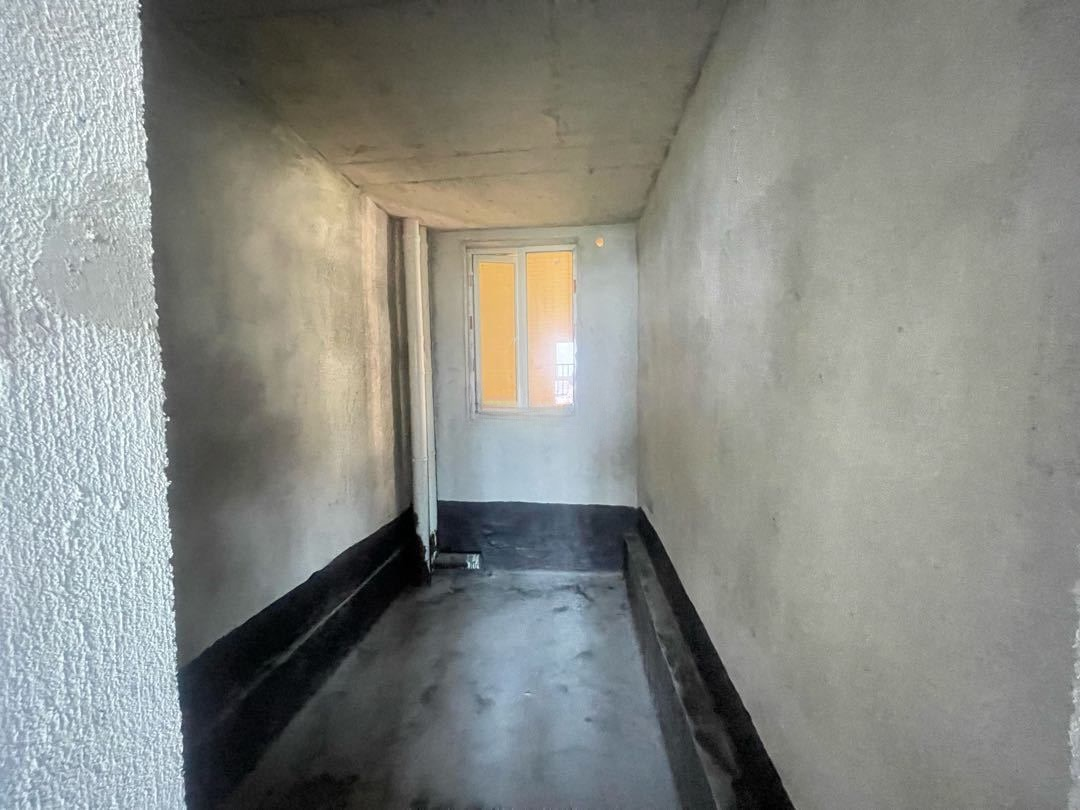 新城名都，三开间朝南，大阳台，中间楼层