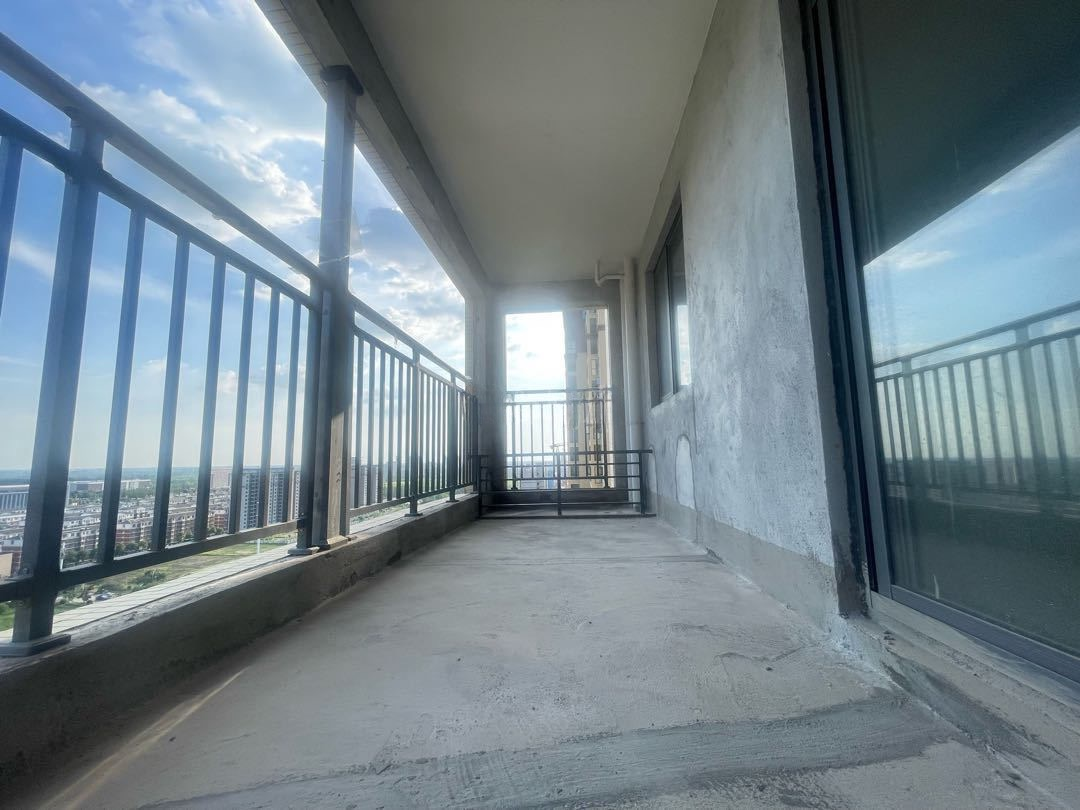 新城名都，三开间朝南，大阳台，中间楼层