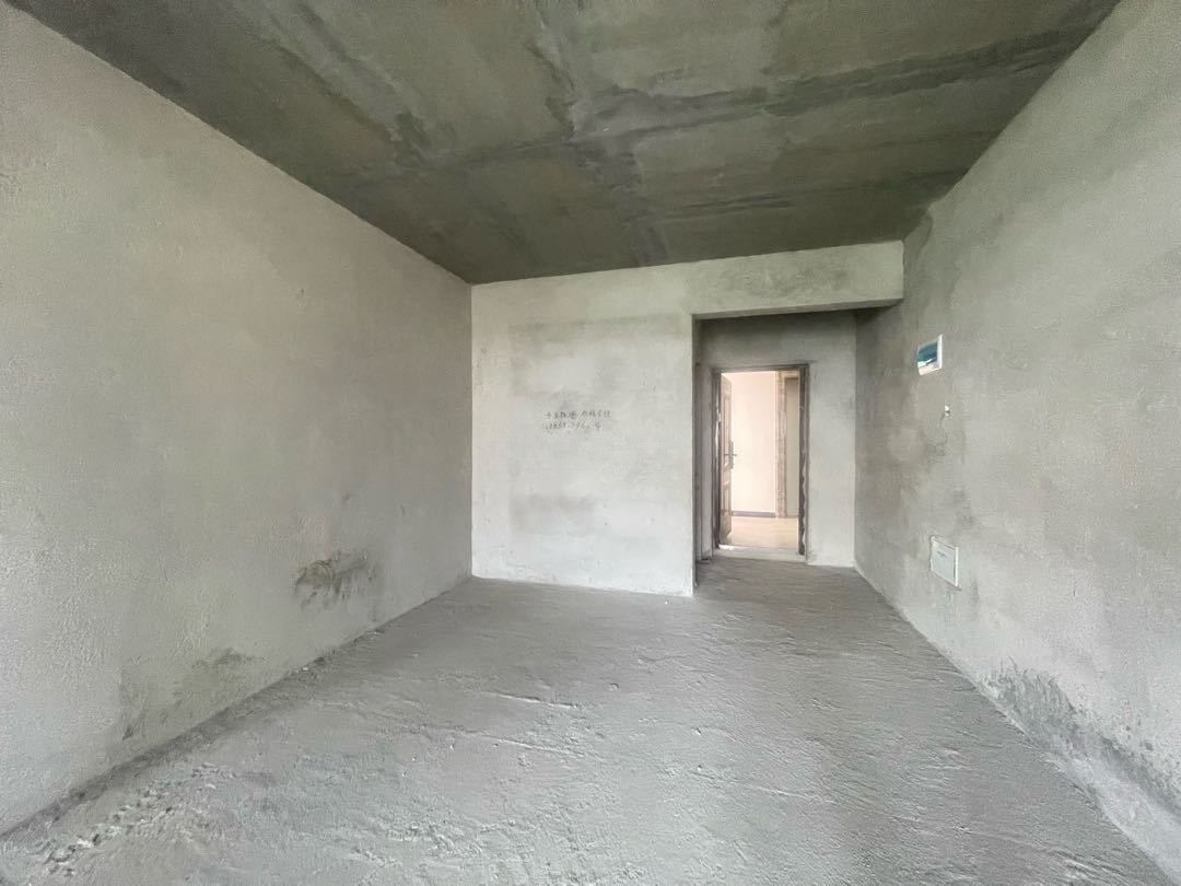 新城名都，三开间朝南，大阳台，中间楼层