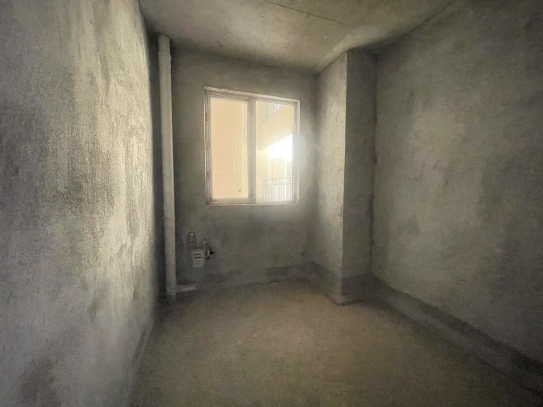 新城名都，三开间朝南，大阳台，中间楼层