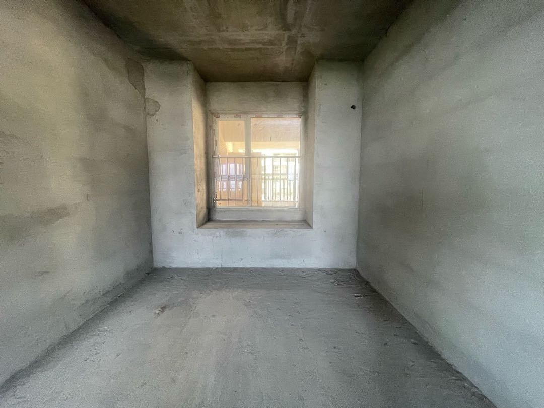 新城名都，三开间朝南，大阳台，中间楼层