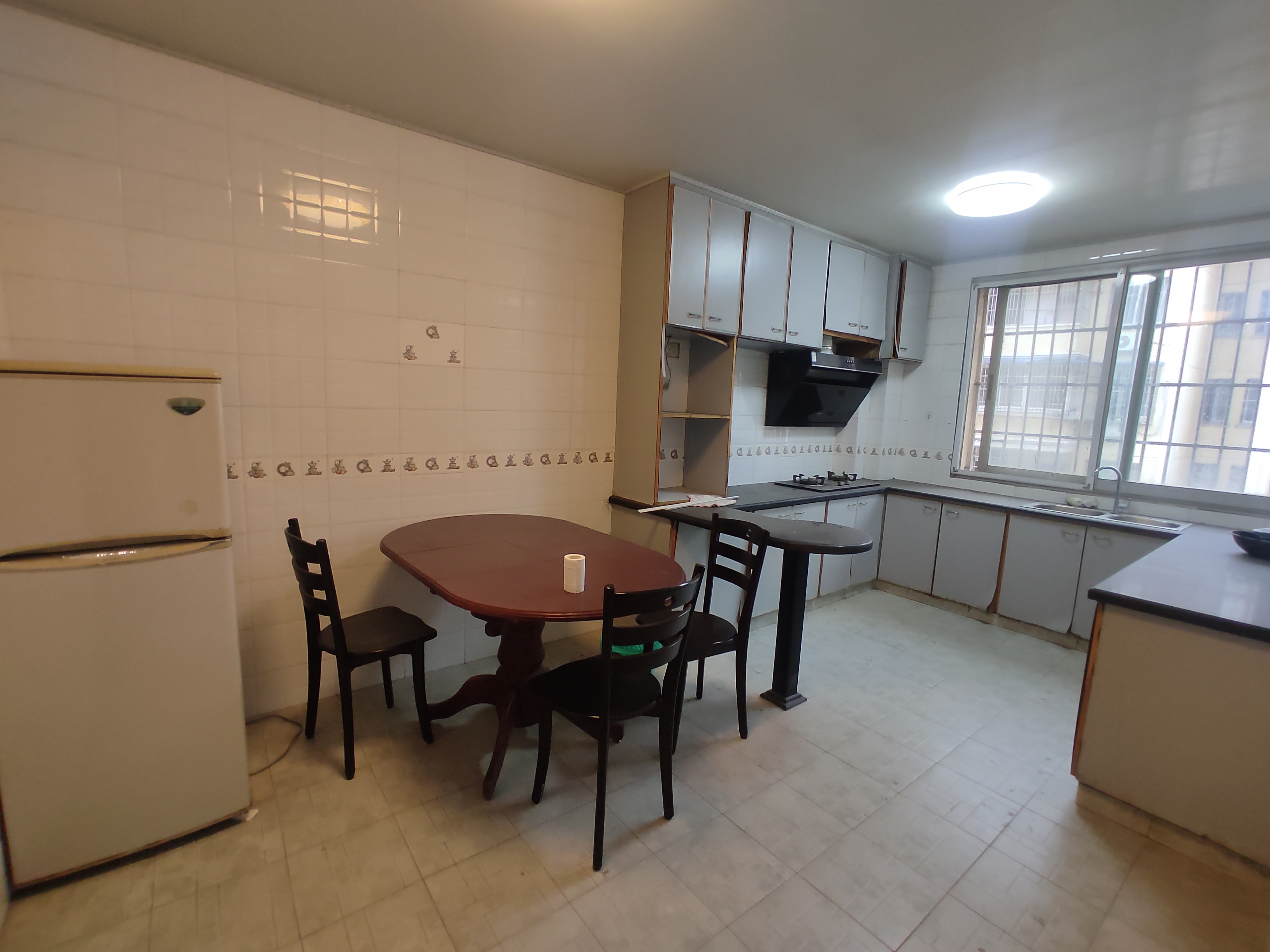 德政园枫丹苑.精装三房.中间楼层送地下室.证件满二.看房方便