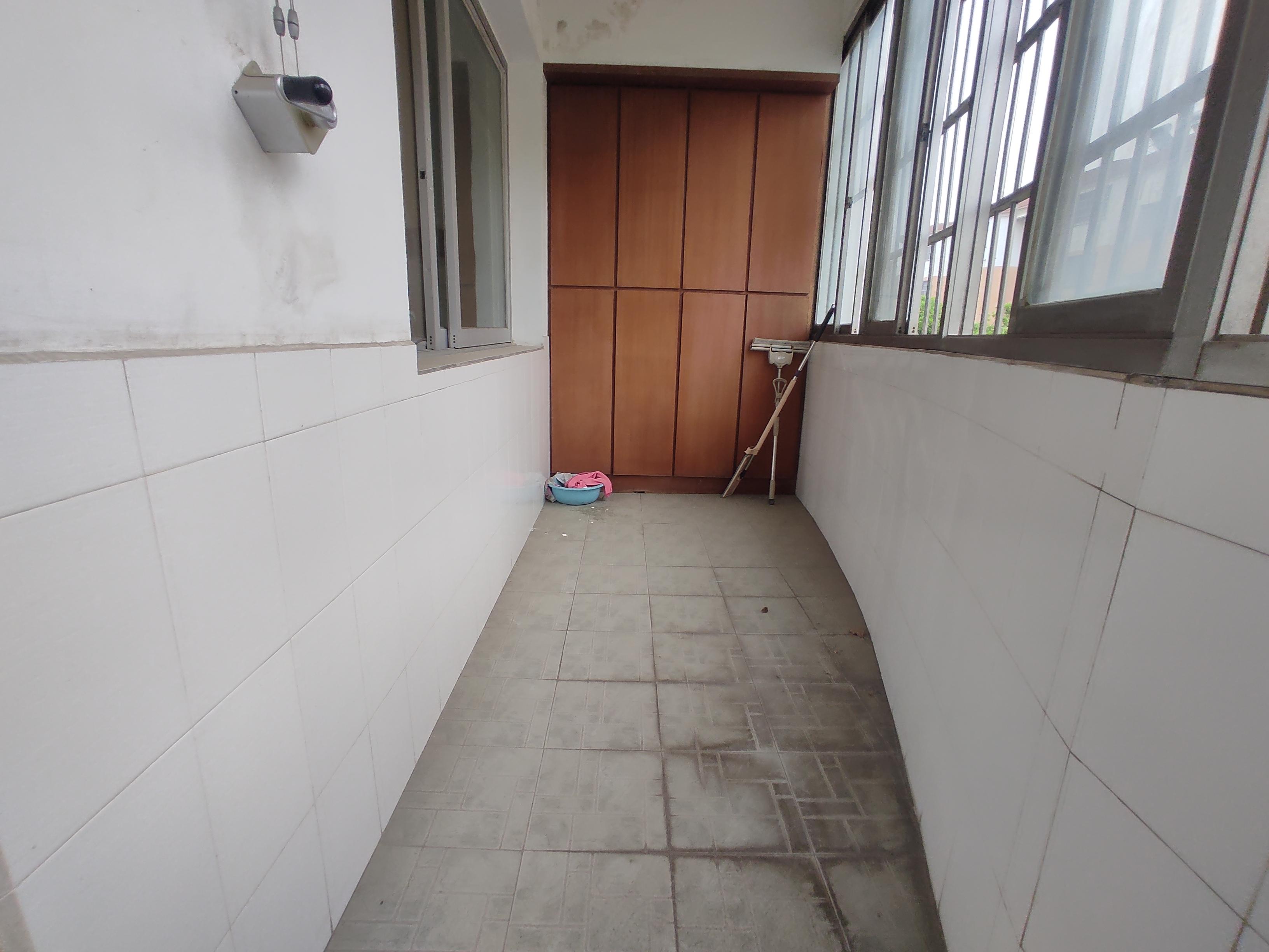 德政园枫丹苑.精装三房.中间楼层送地下室.证件满二.看房方便