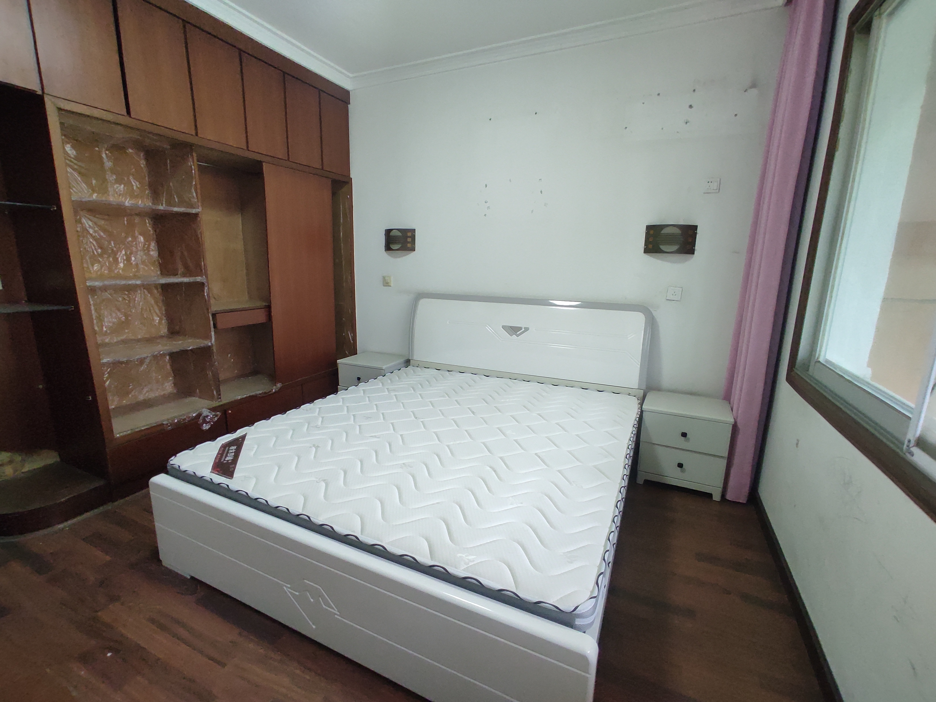 德政园枫丹苑.精装三房.中间楼层送地下室.证件满二.看房方便