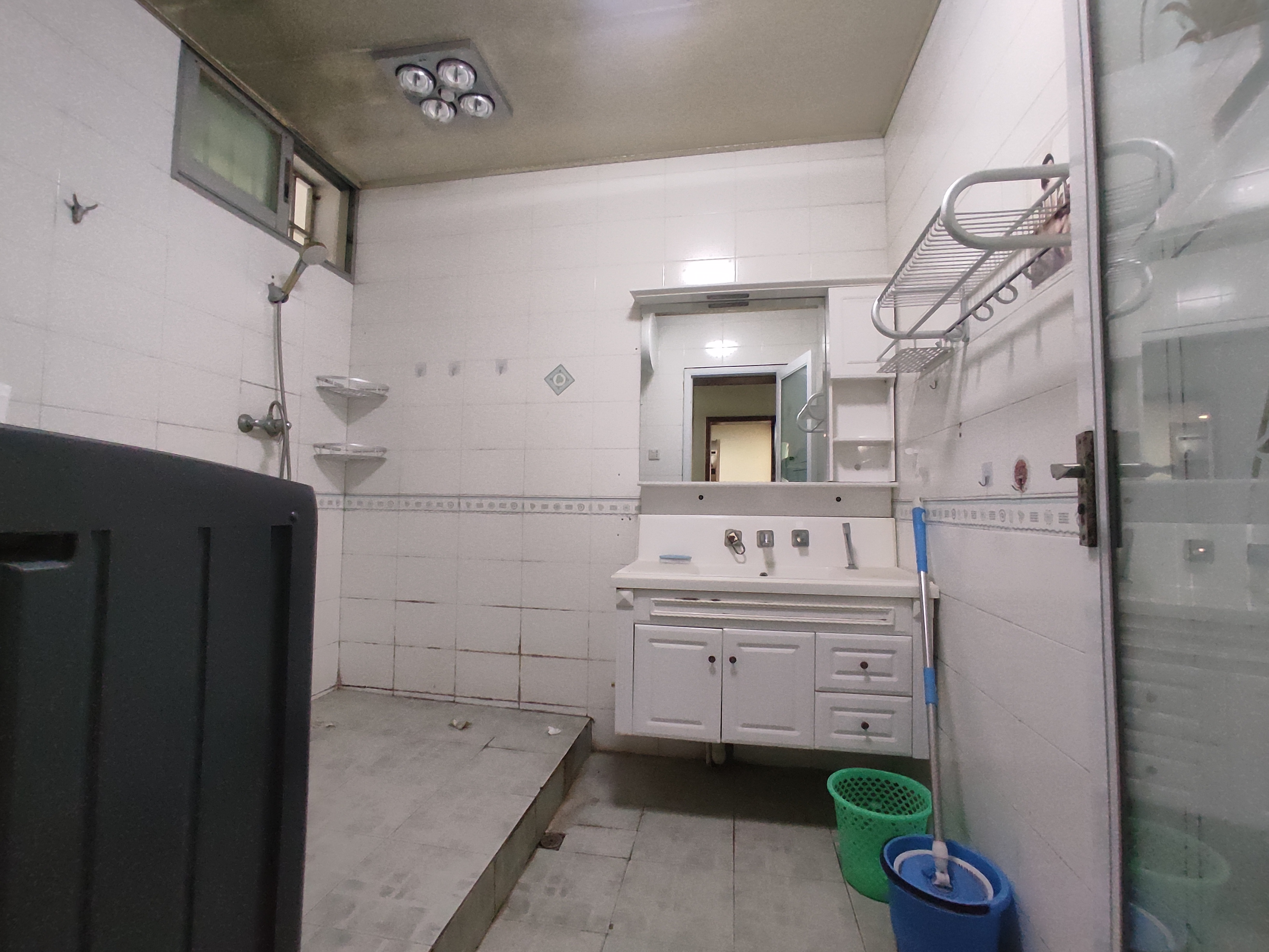 德政园枫丹苑.精装三房.中间楼层送地下室.证件满二.看房方便