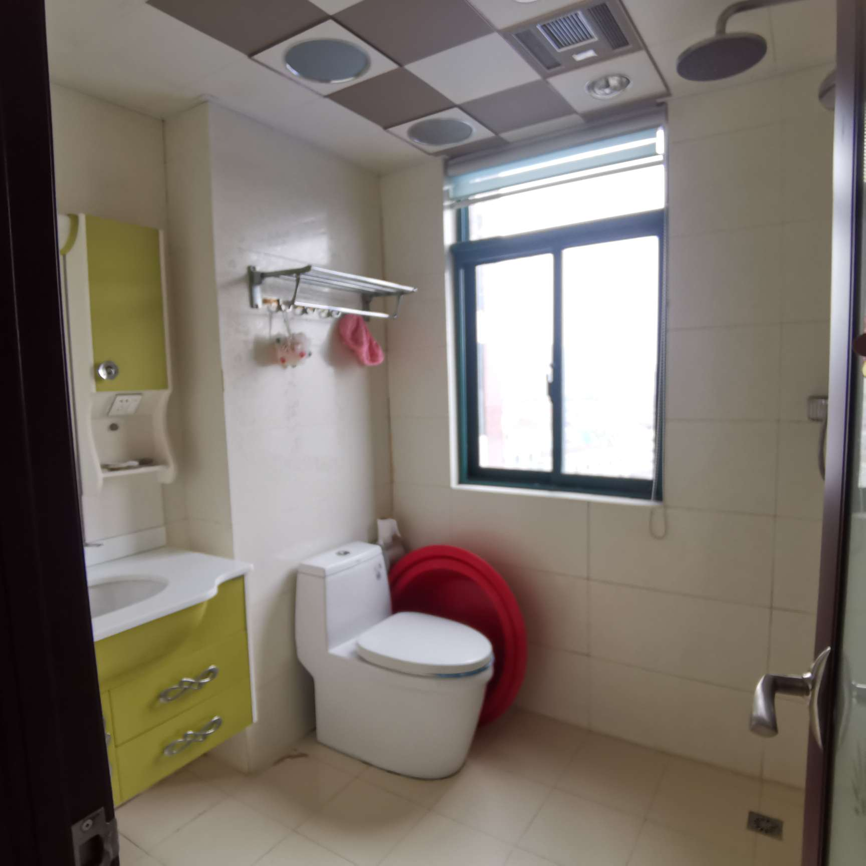 车站对面时代广场，交通便利，采光好