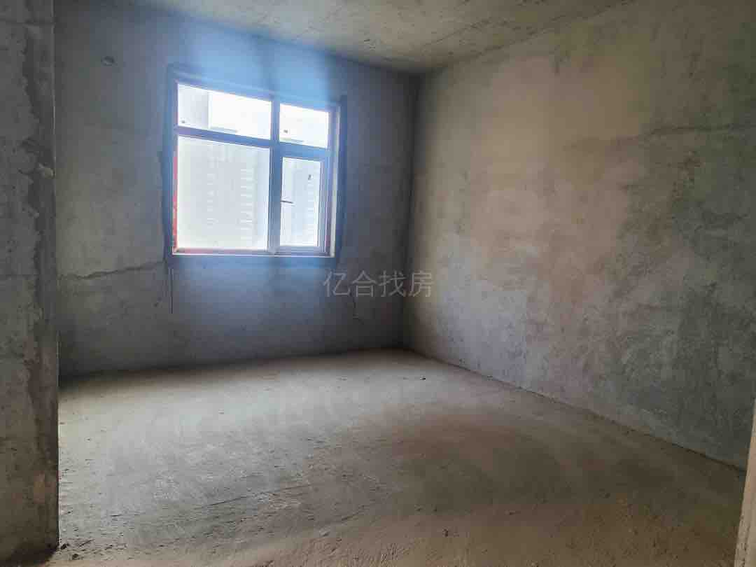 天诚缘毛坯三房，楼层好，地段好