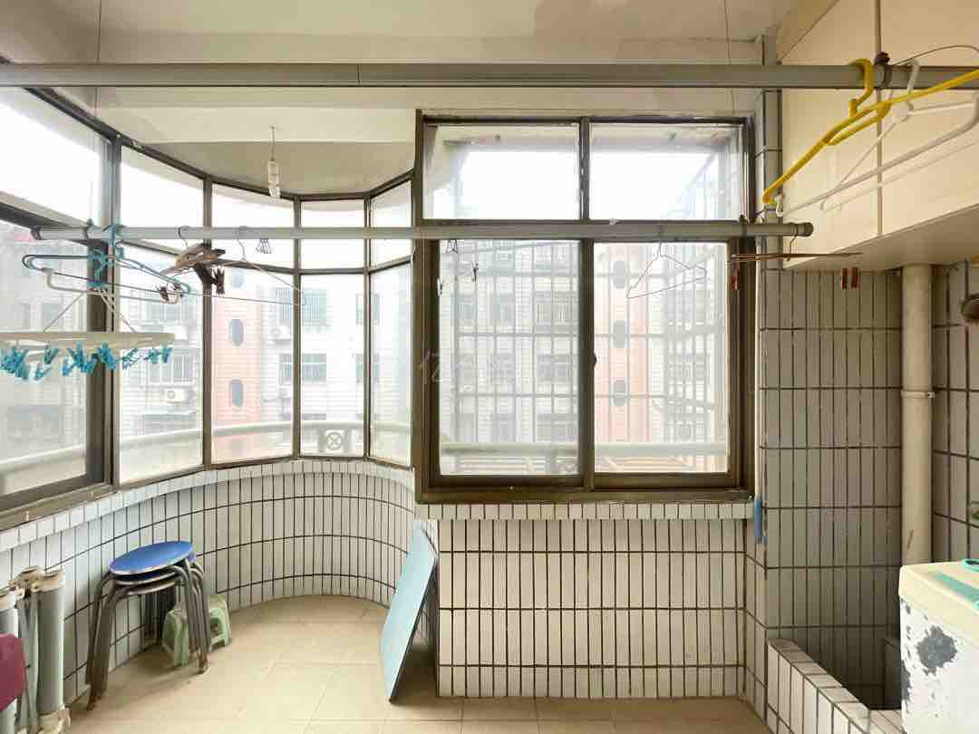 复州花园49栋，地段好，采光好