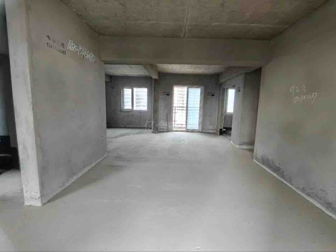 银湖城毛坯三房，中间楼层